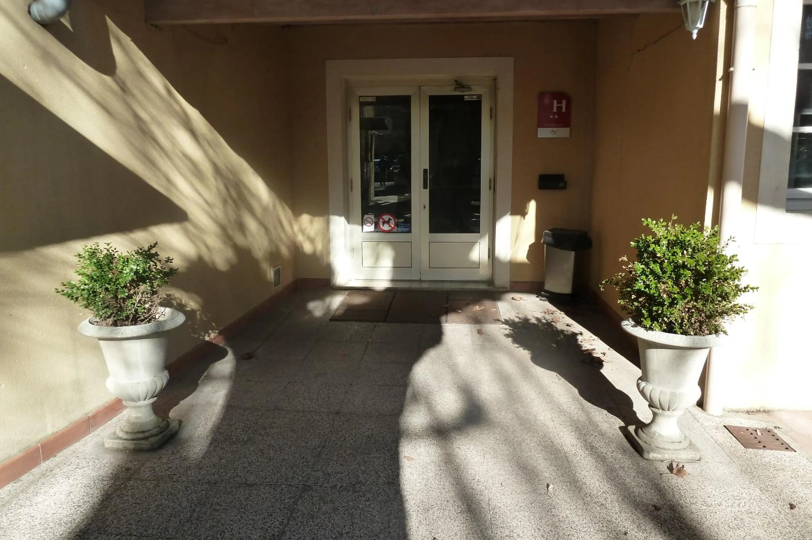 Logo/Certificate/Sign in Hôtel Restaurant Le Commerce