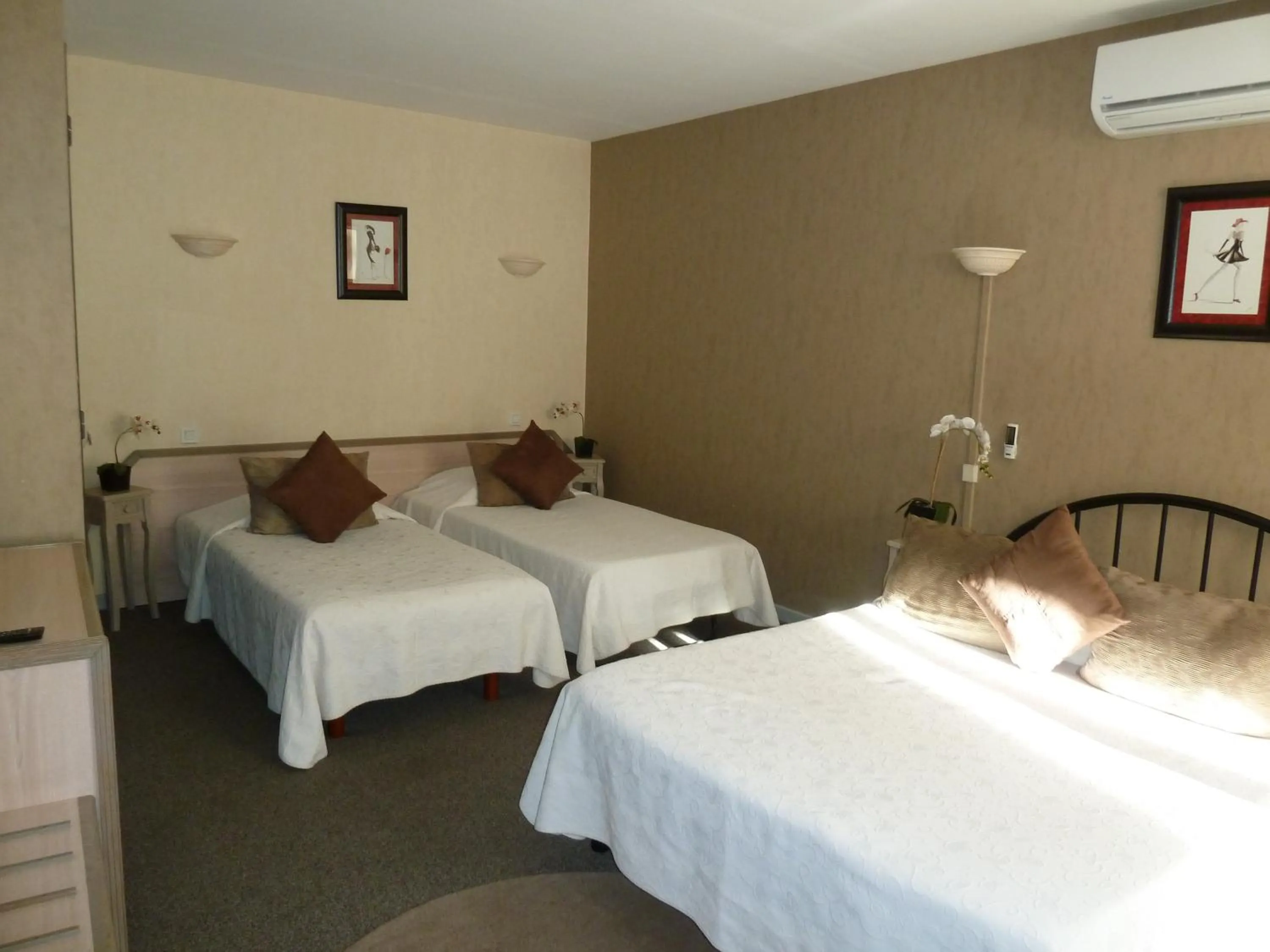 Photo of the whole room in Hôtel Restaurant Le Commerce