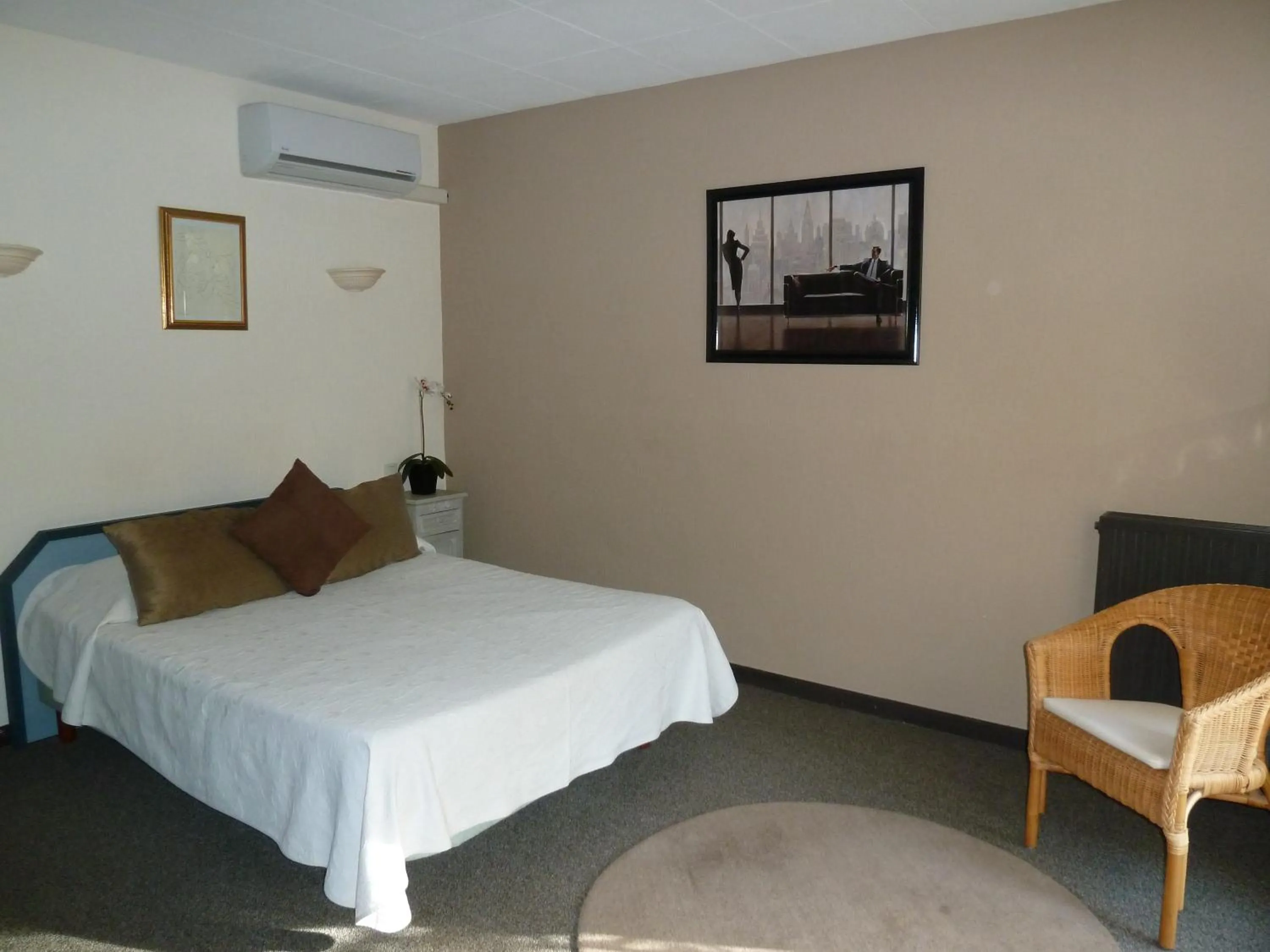 Photo of the whole room in Hôtel Restaurant Le Commerce