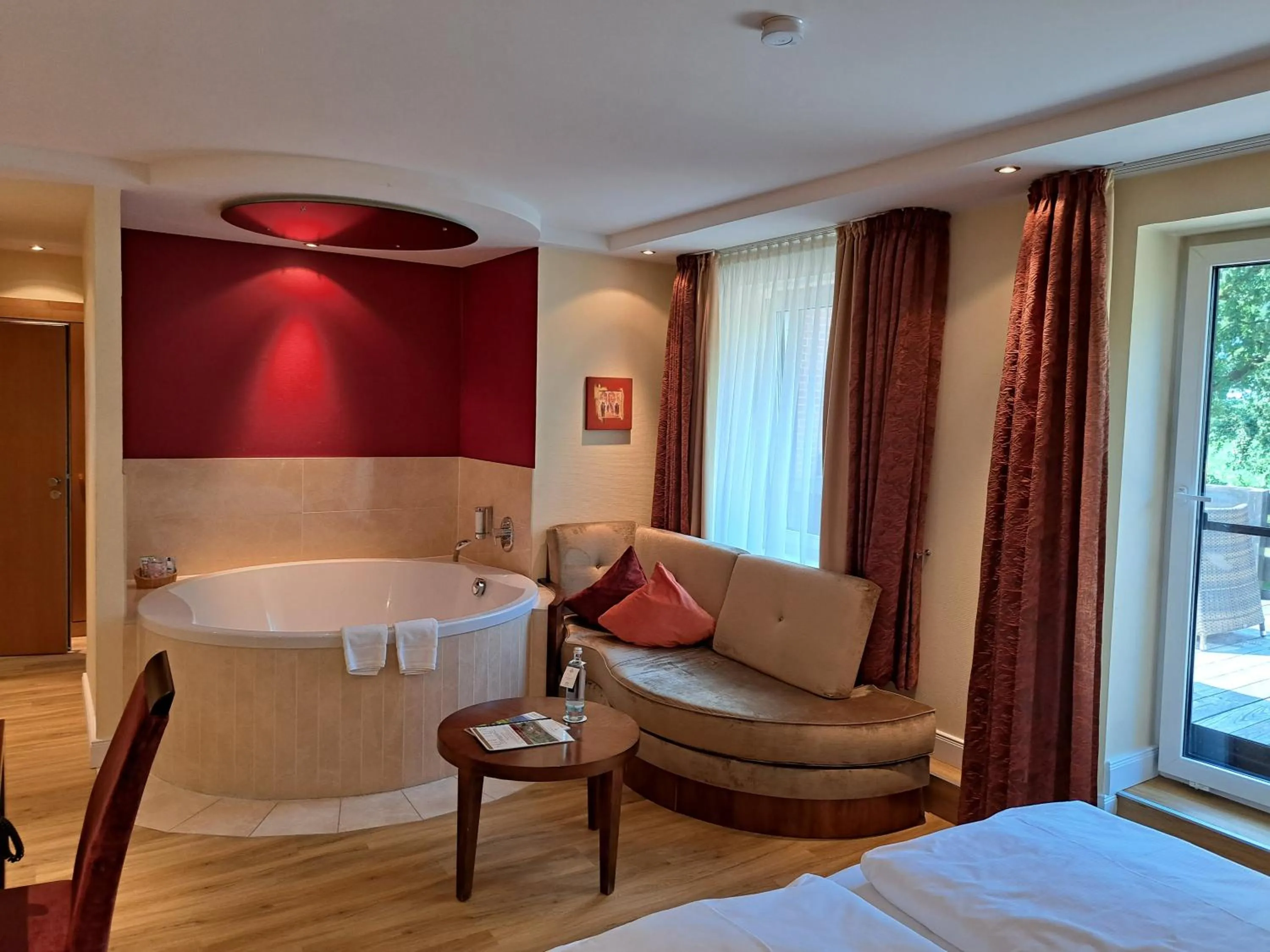 Living room, Bed in Hotel Heide Kröpke