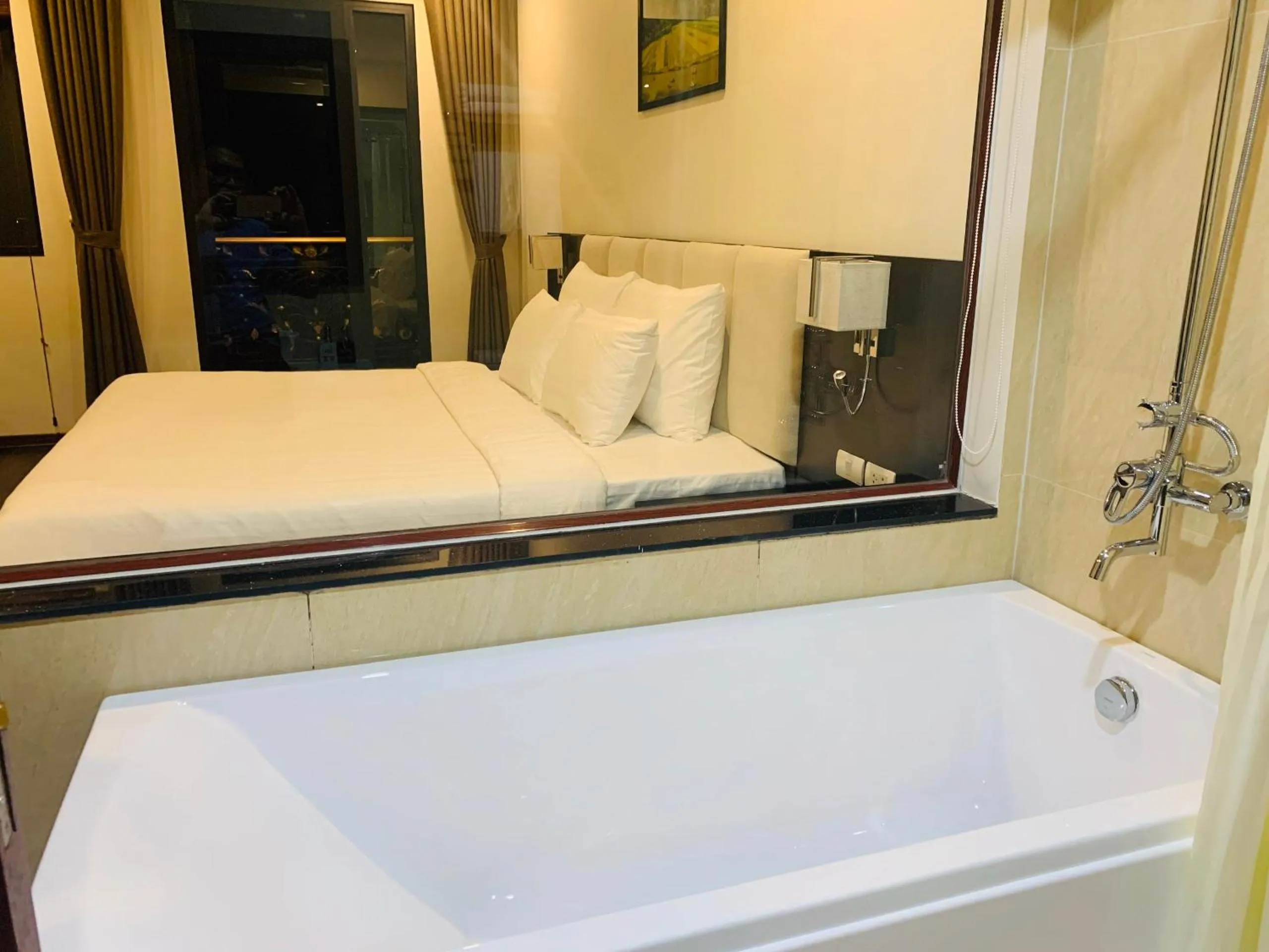 Bath, Bed in Paragon House and Residence