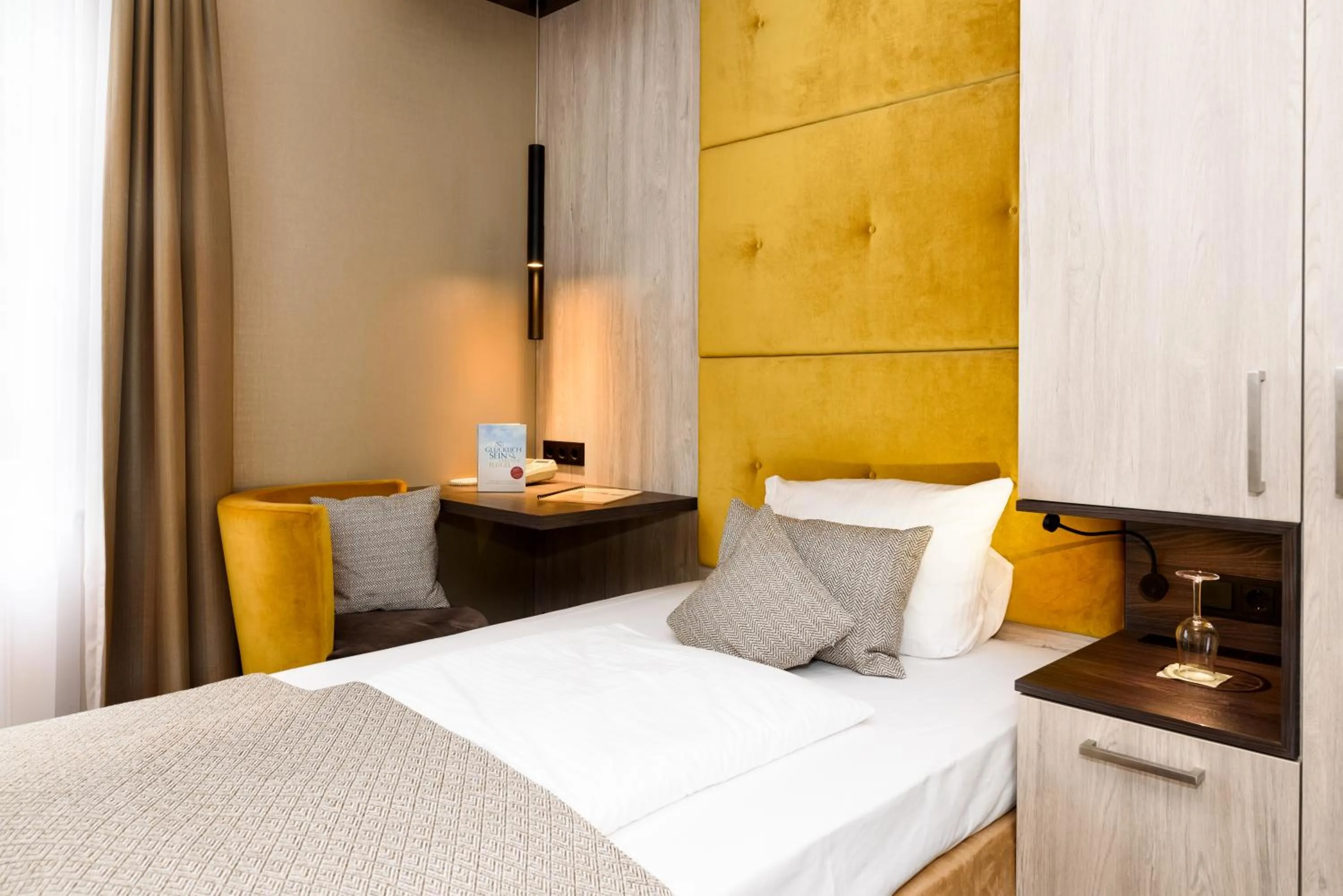 Photo of the whole room, Bed in Akzent Waldhotel Rheingau