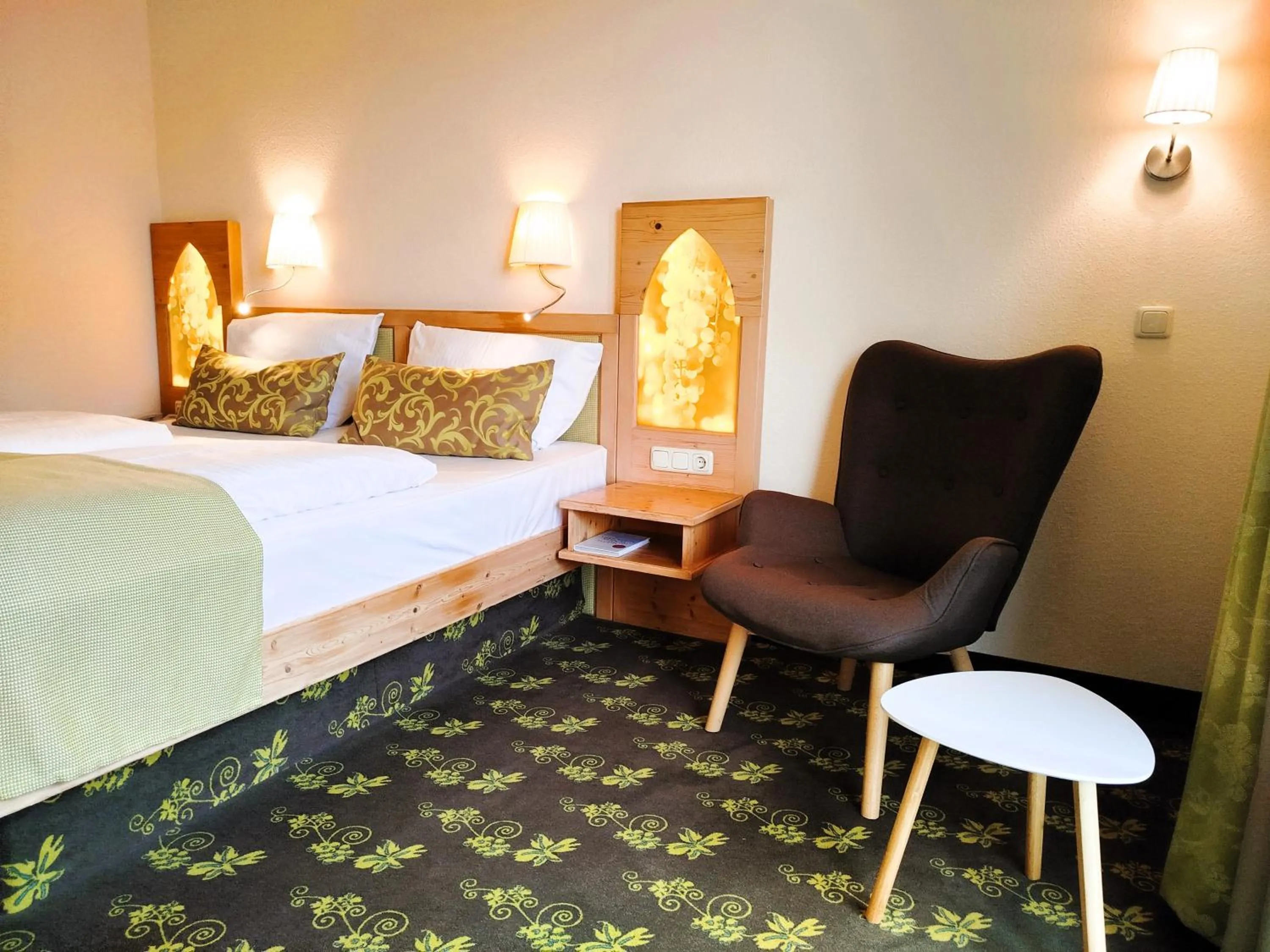 Photo of the whole room, Bed in Akzent Waldhotel Rheingau