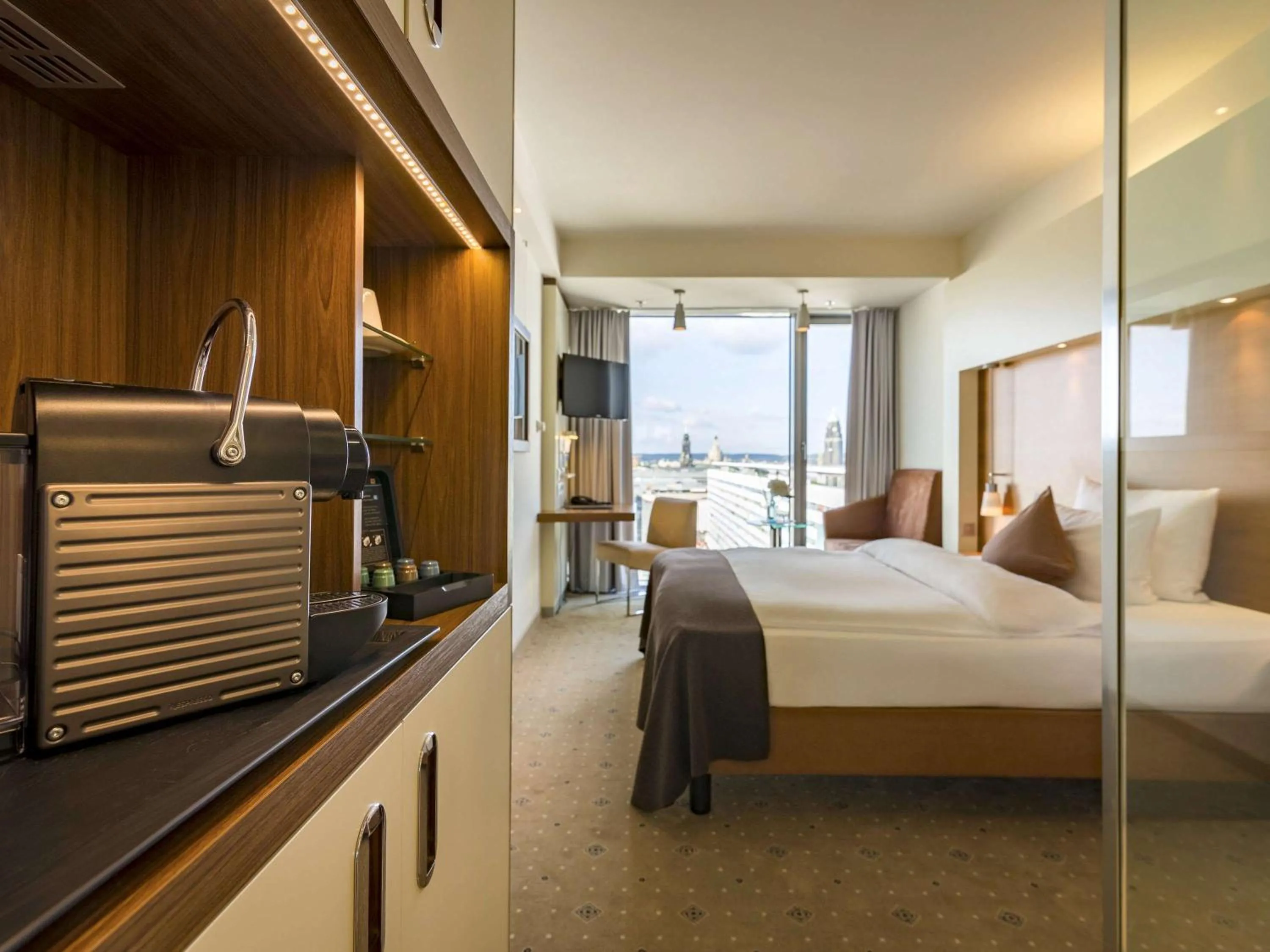 Photo of the whole room, Bed in Occidental Dresden Newa