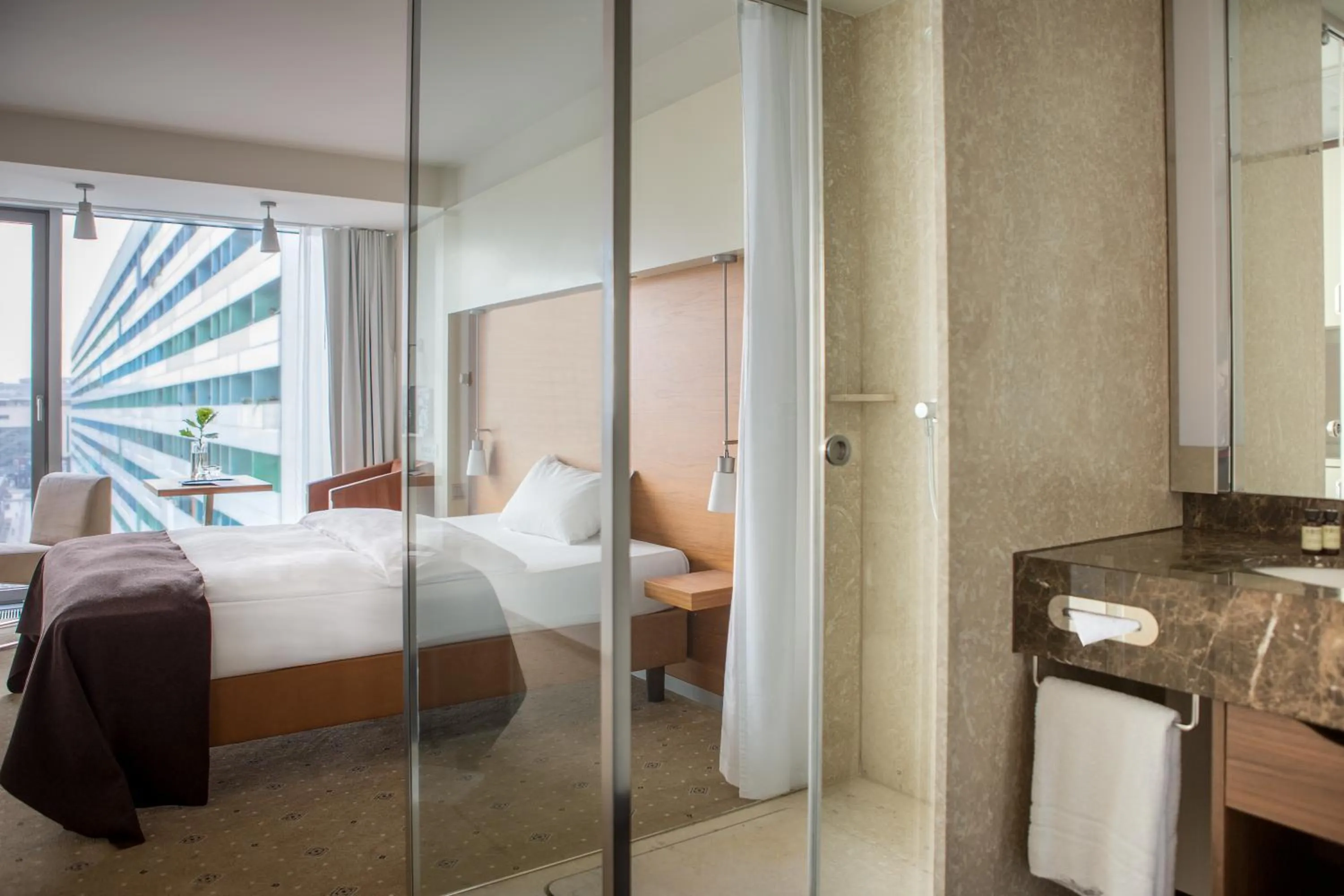 Photo of the whole room, Bed in Occidental Dresden Newa