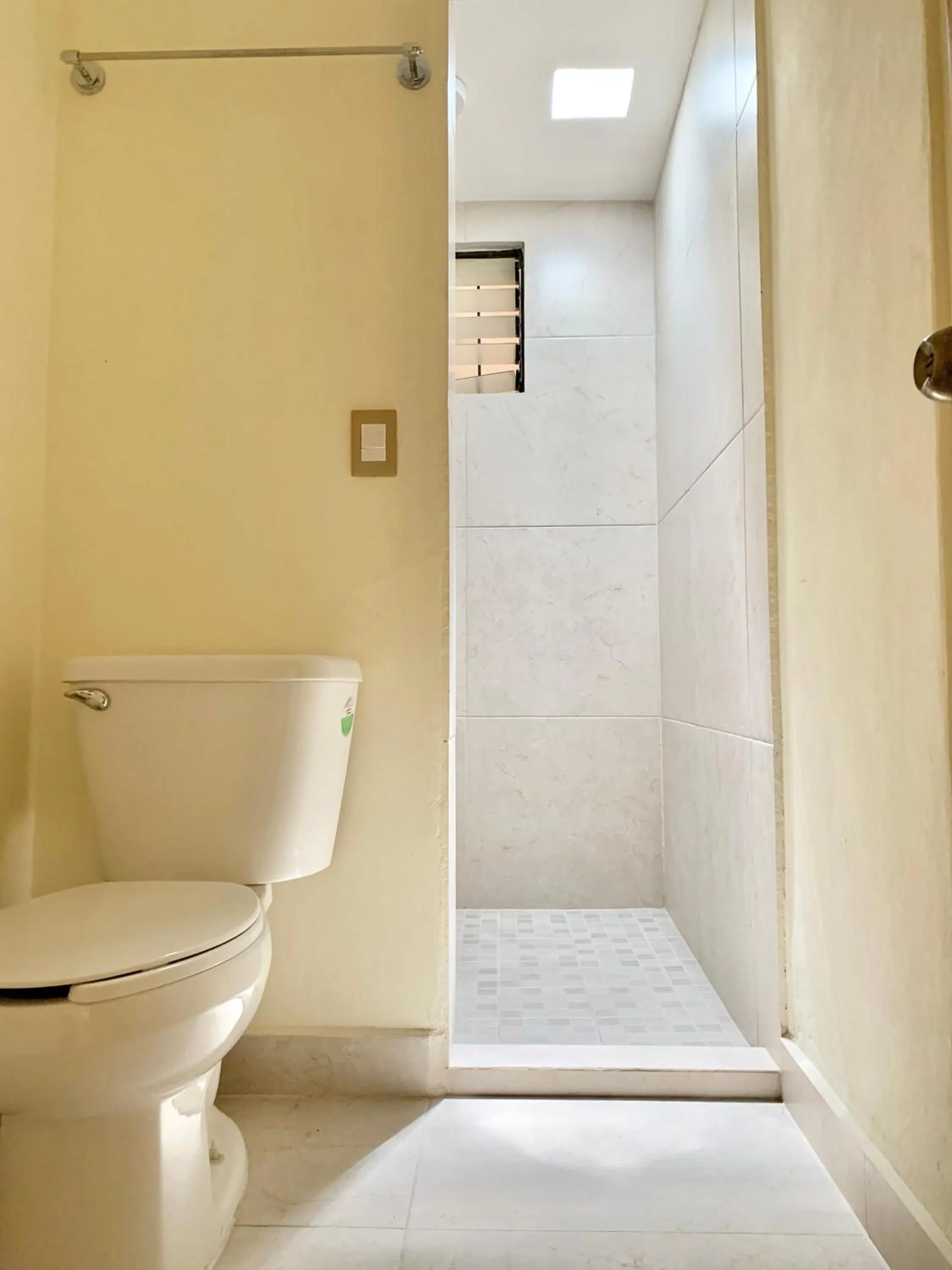 Shower in La Casa de los Alcatraces