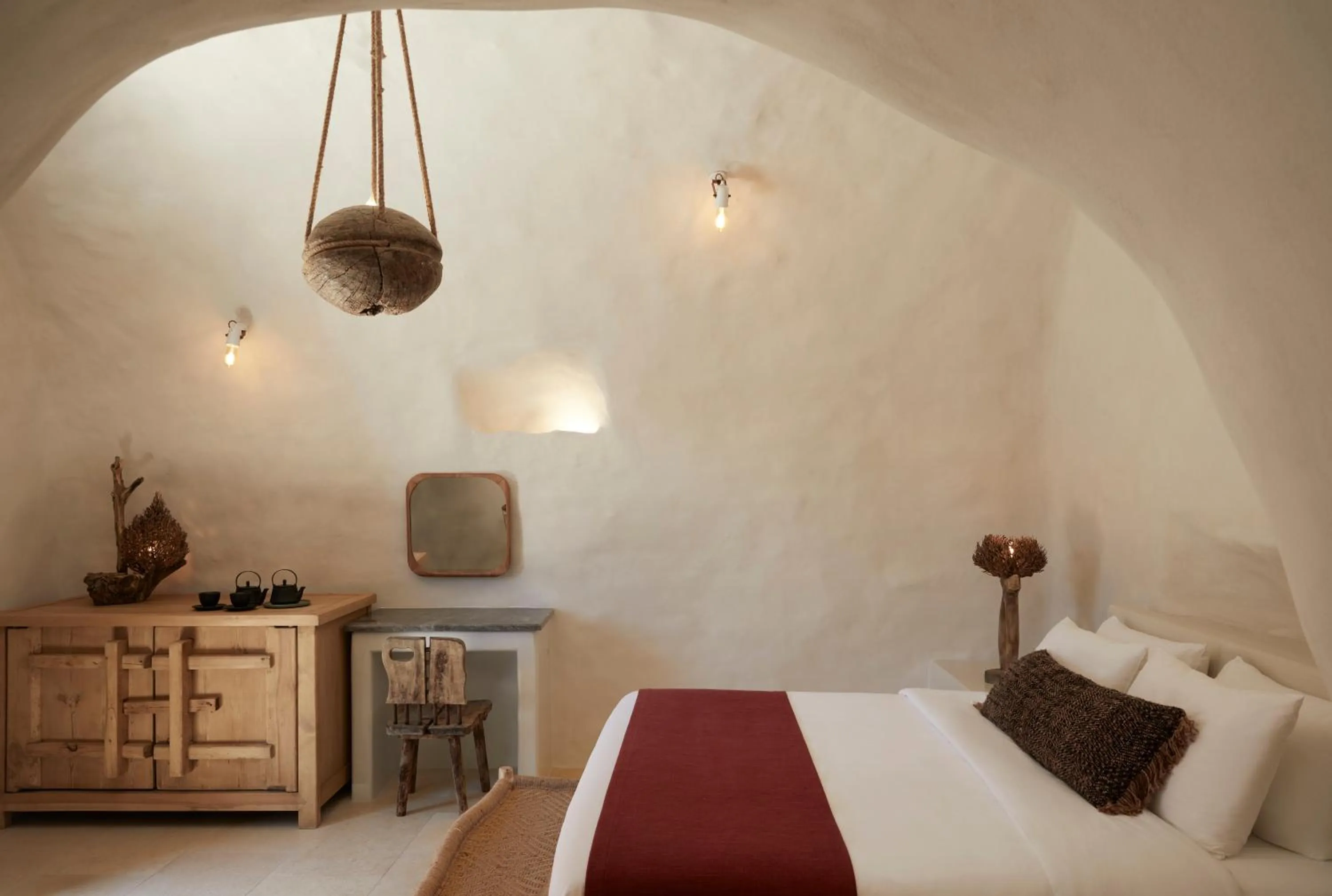 Bed in White Pearl Cavalieri