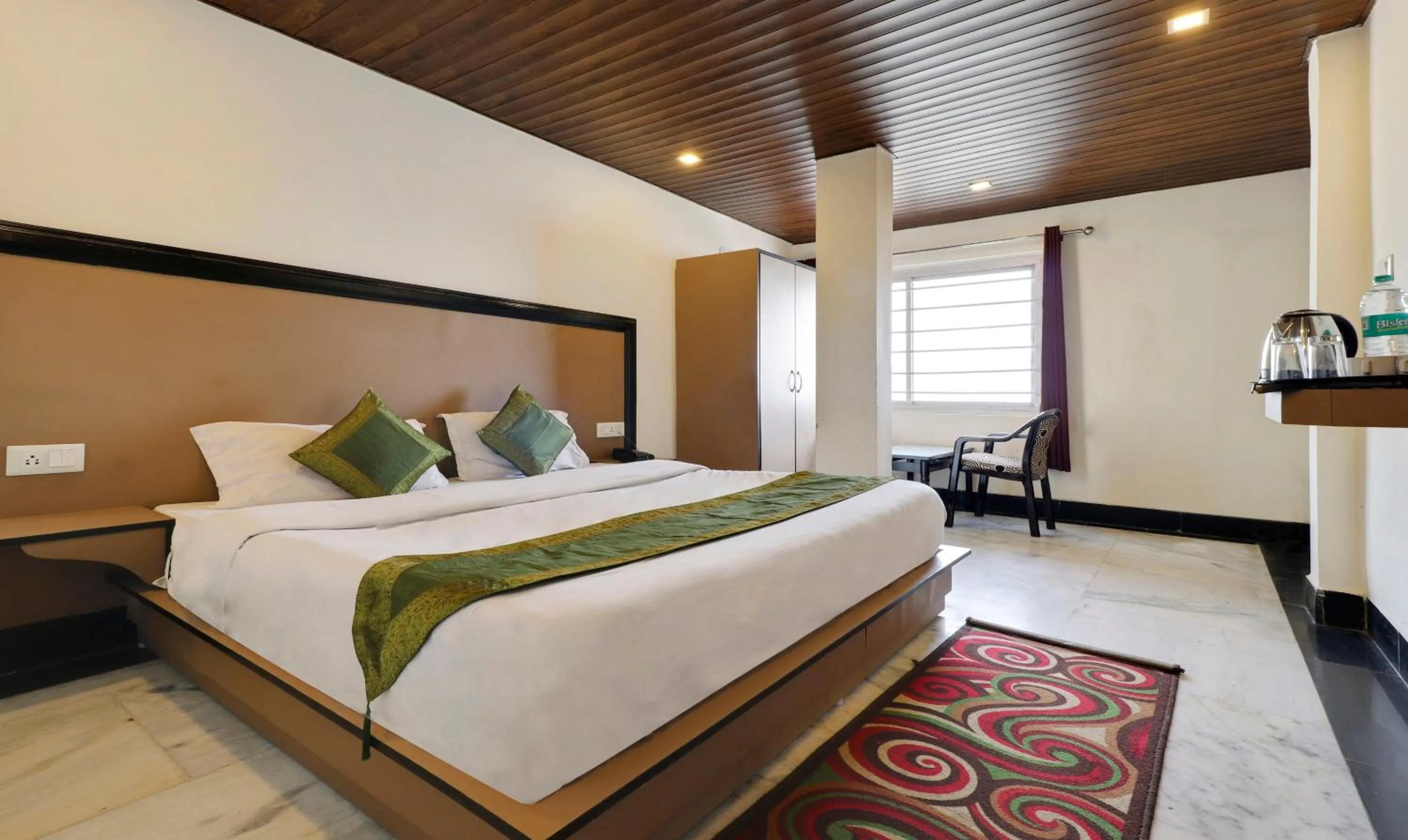 Bedroom, Bed in Treebo Mayur, Mall Road