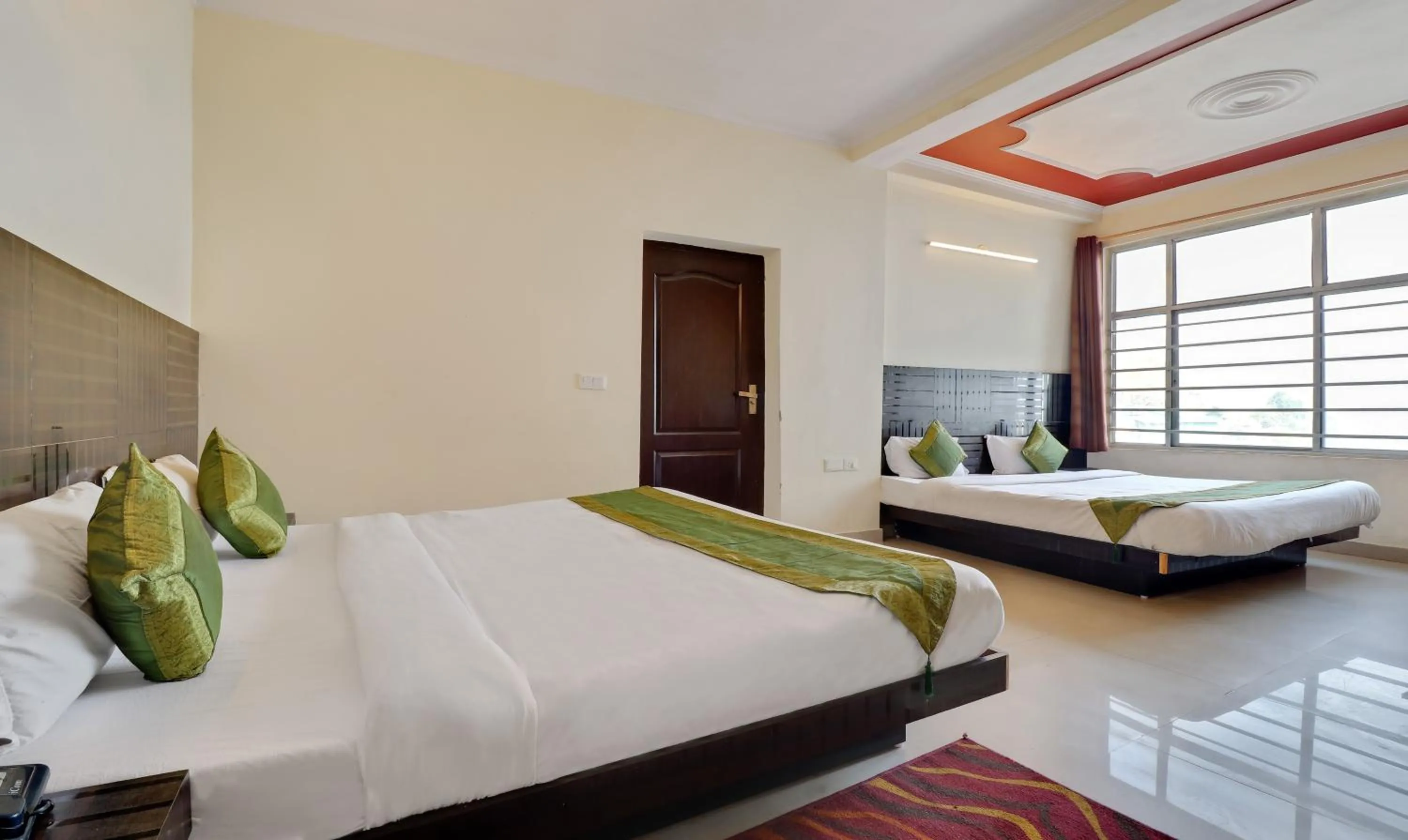 Bedroom, Bed in Treebo Mayur, Mall Road