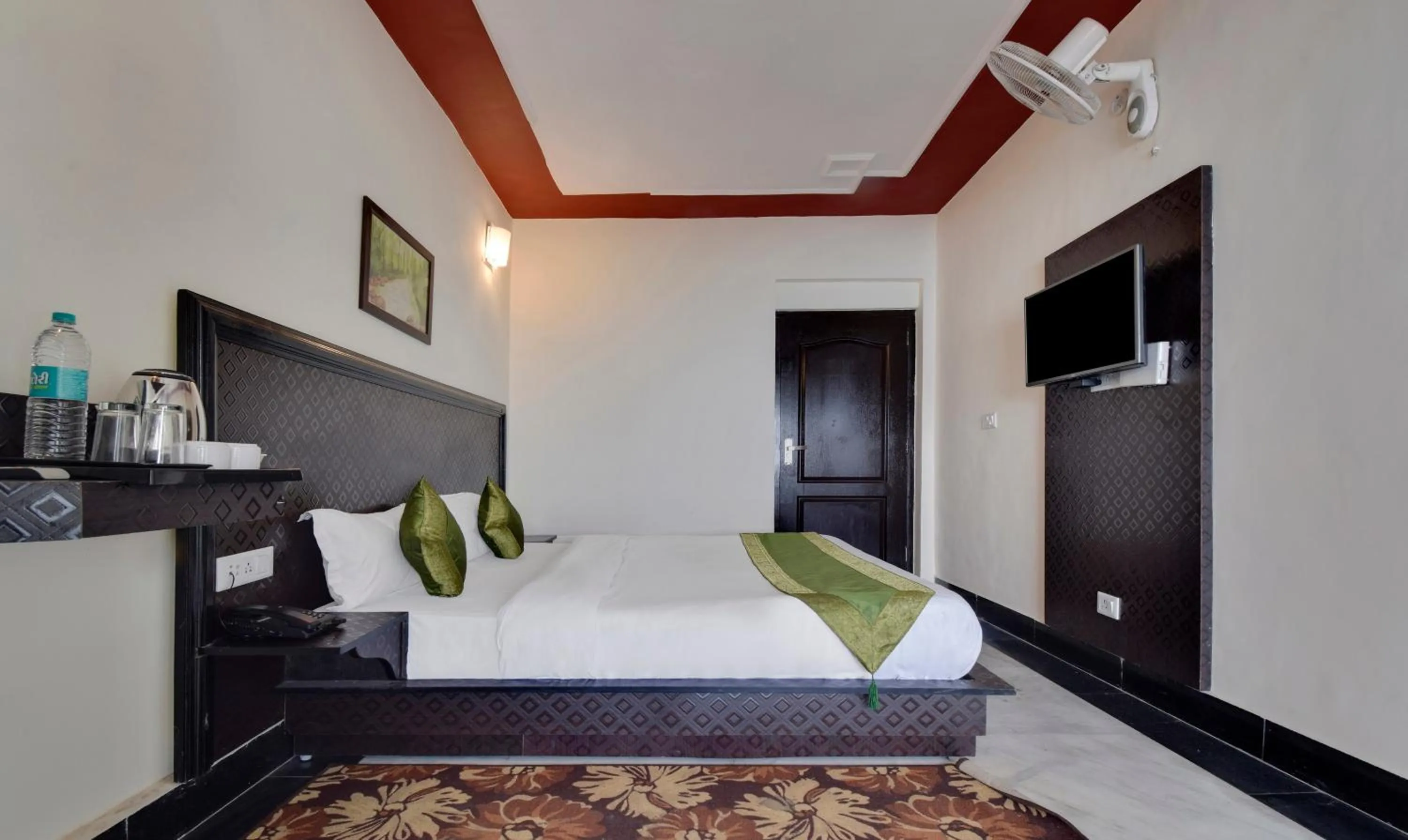 Bedroom, Bed in Treebo Mayur, Mall Road