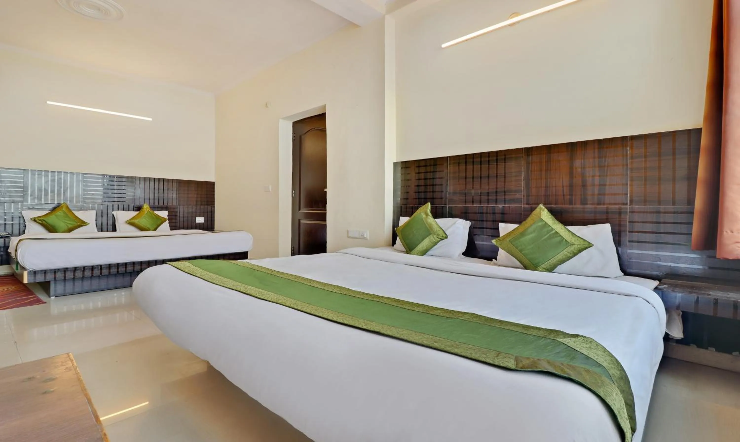 Bedroom, Bed in Treebo Mayur, Mall Road