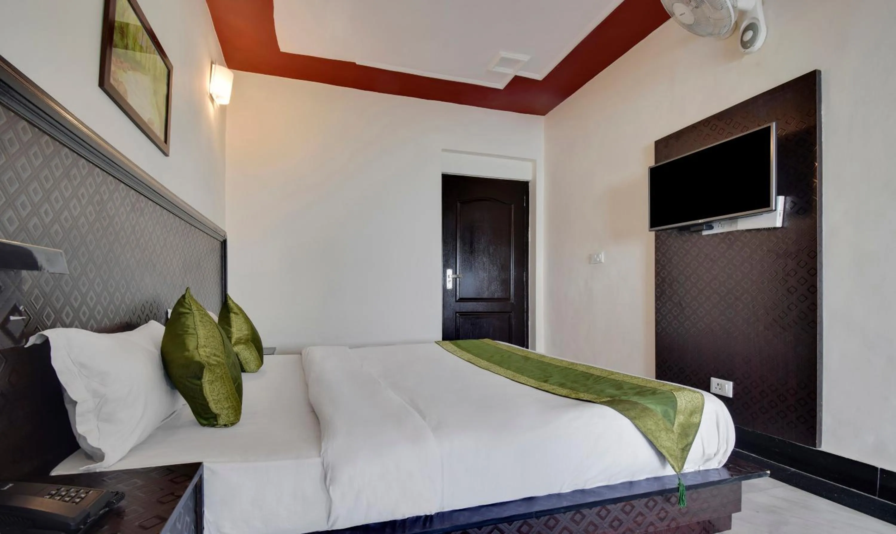 Bedroom, Bed in Treebo Mayur, Mall Road