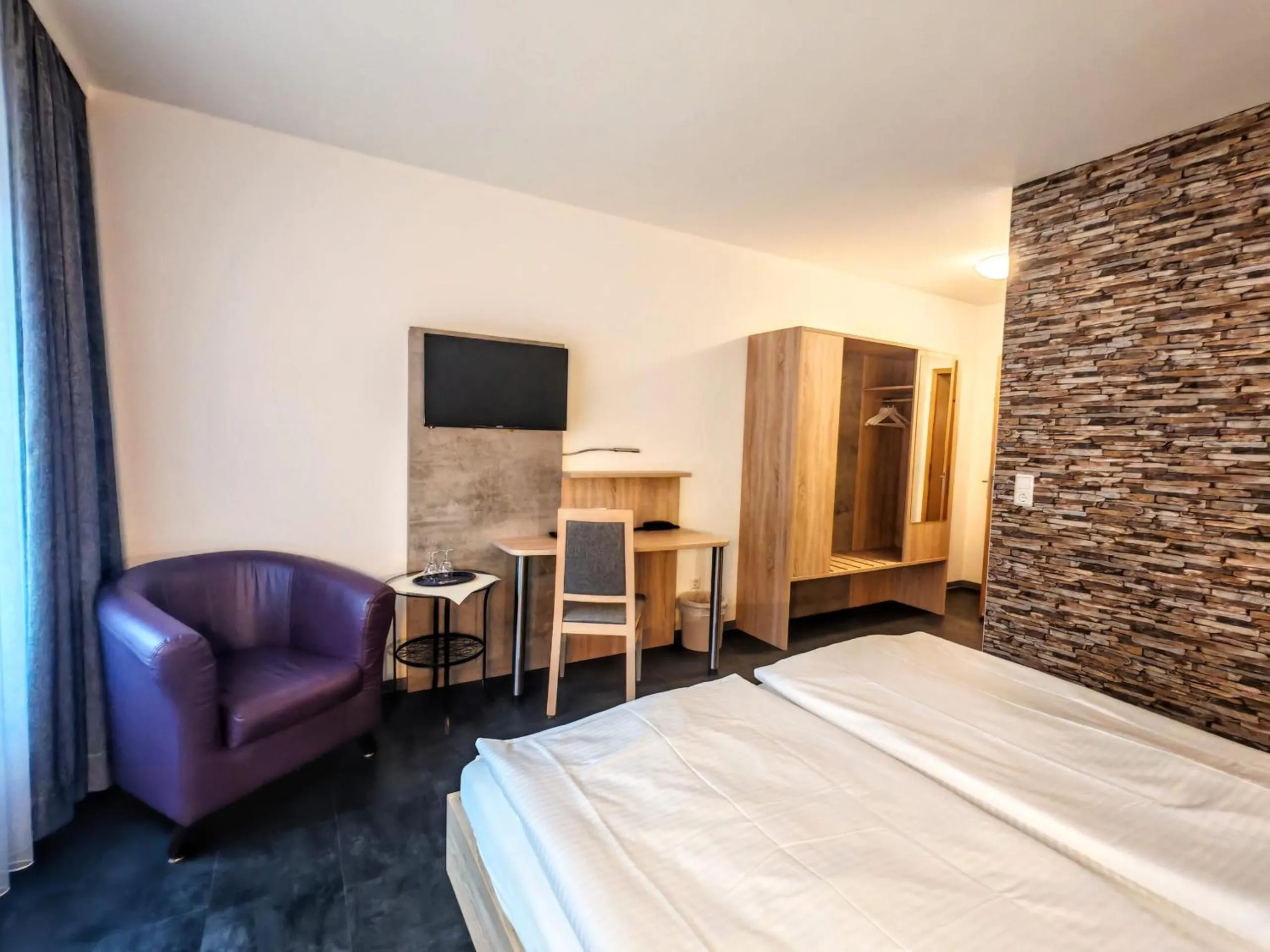 TV and multimedia, Bed in Hotel Ostfriesen Hof