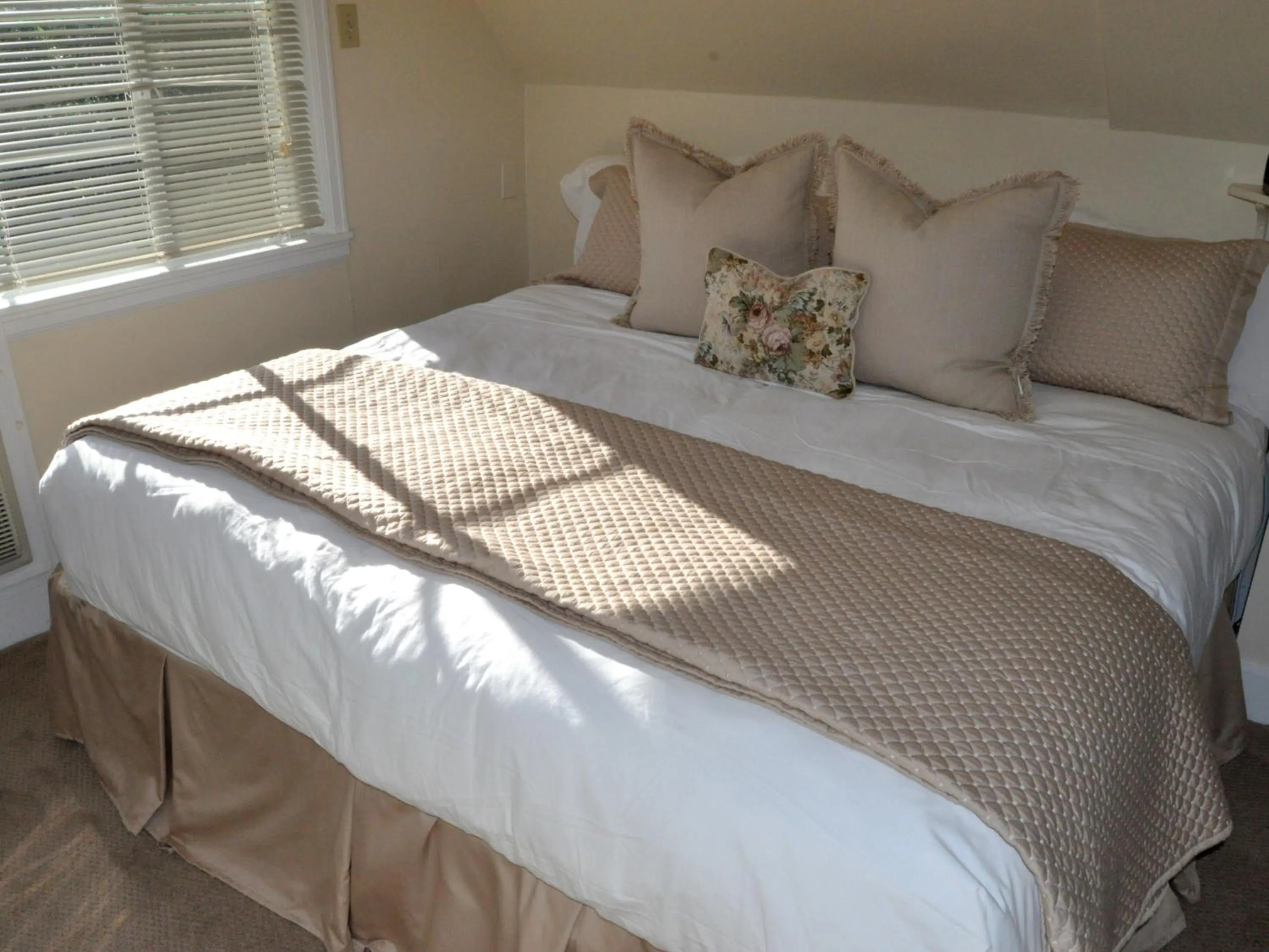 Bedroom, Bed in Anne's Washington Inn