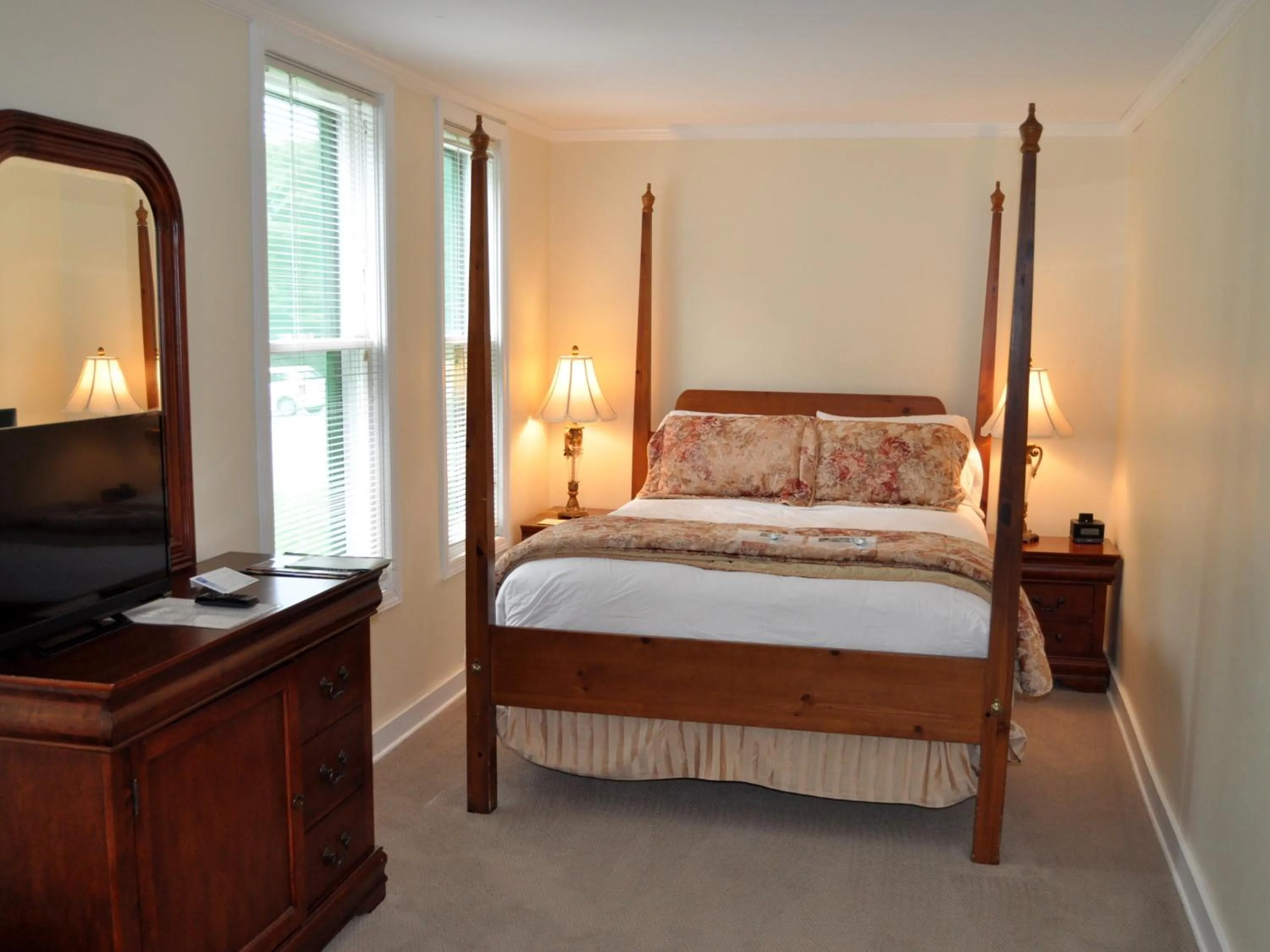 Bedroom, Bed in Anne's Washington Inn