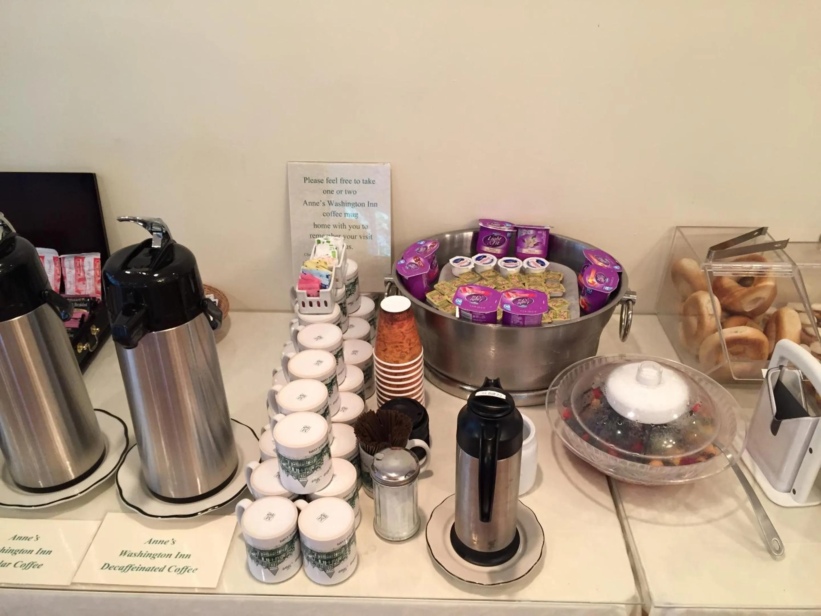 Food and drinks in Anne's Washington Inn