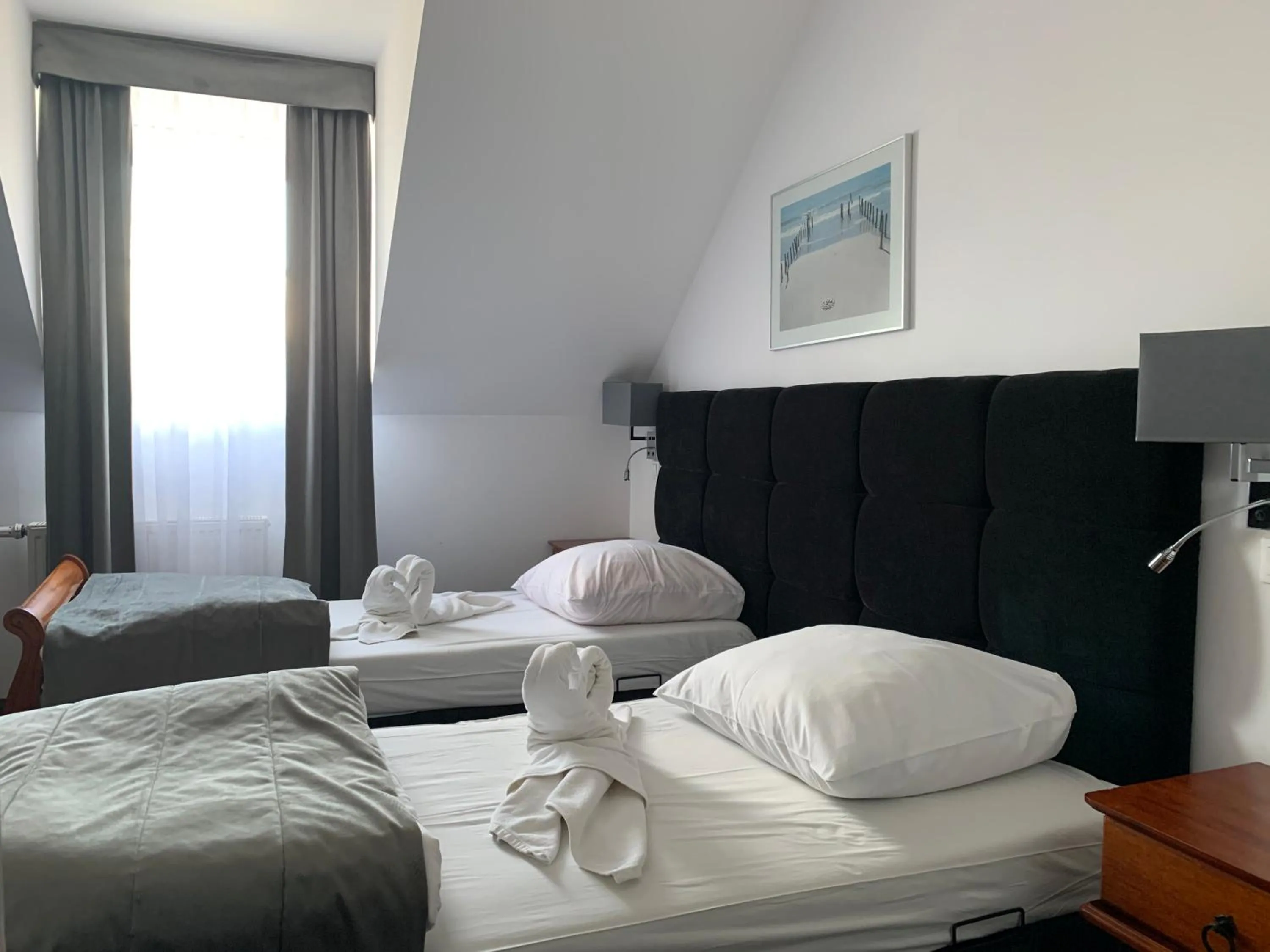 Text overlay, Bed in Hotel Kameleon