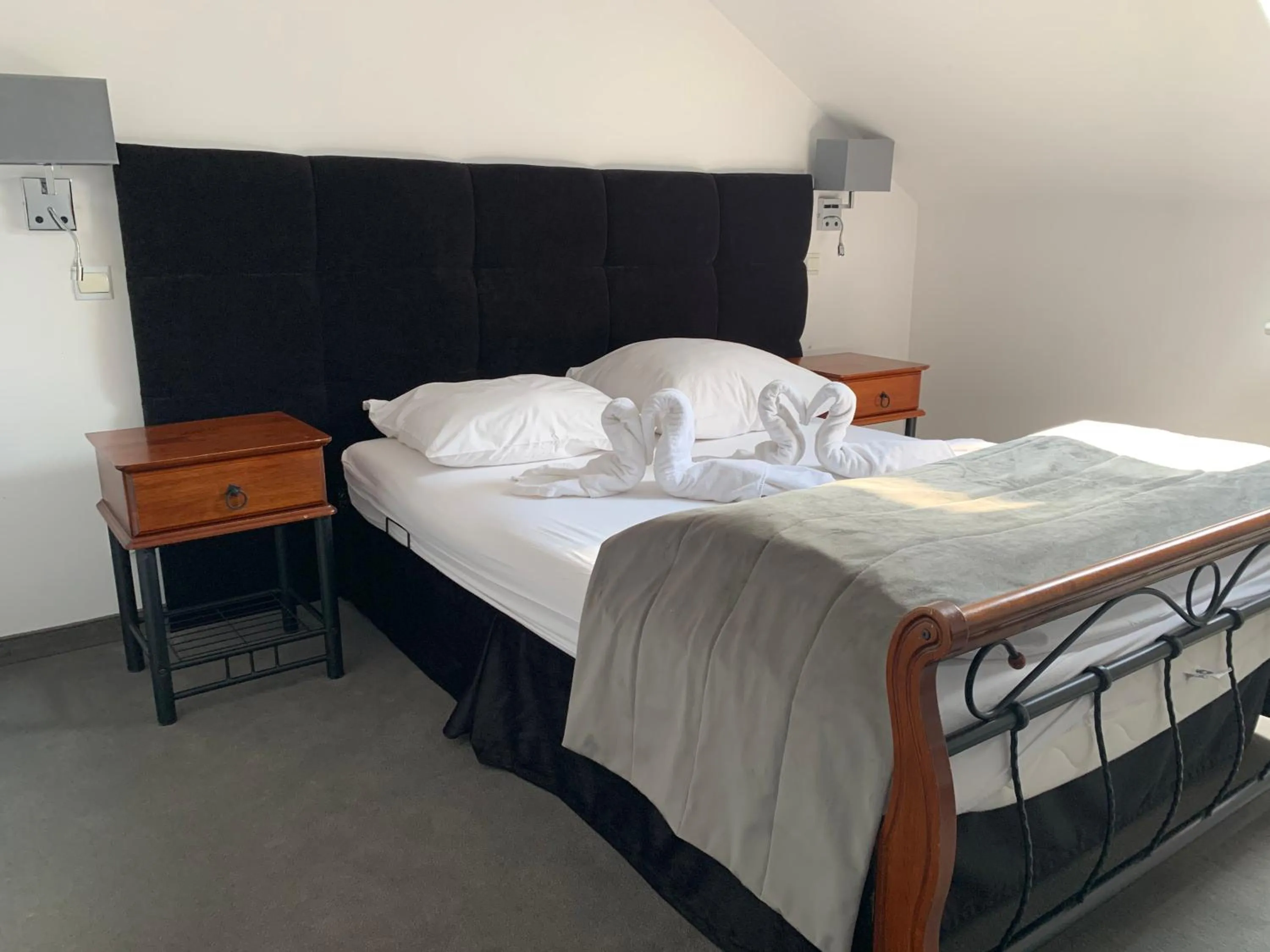 Text overlay, Bed in Hotel Kameleon