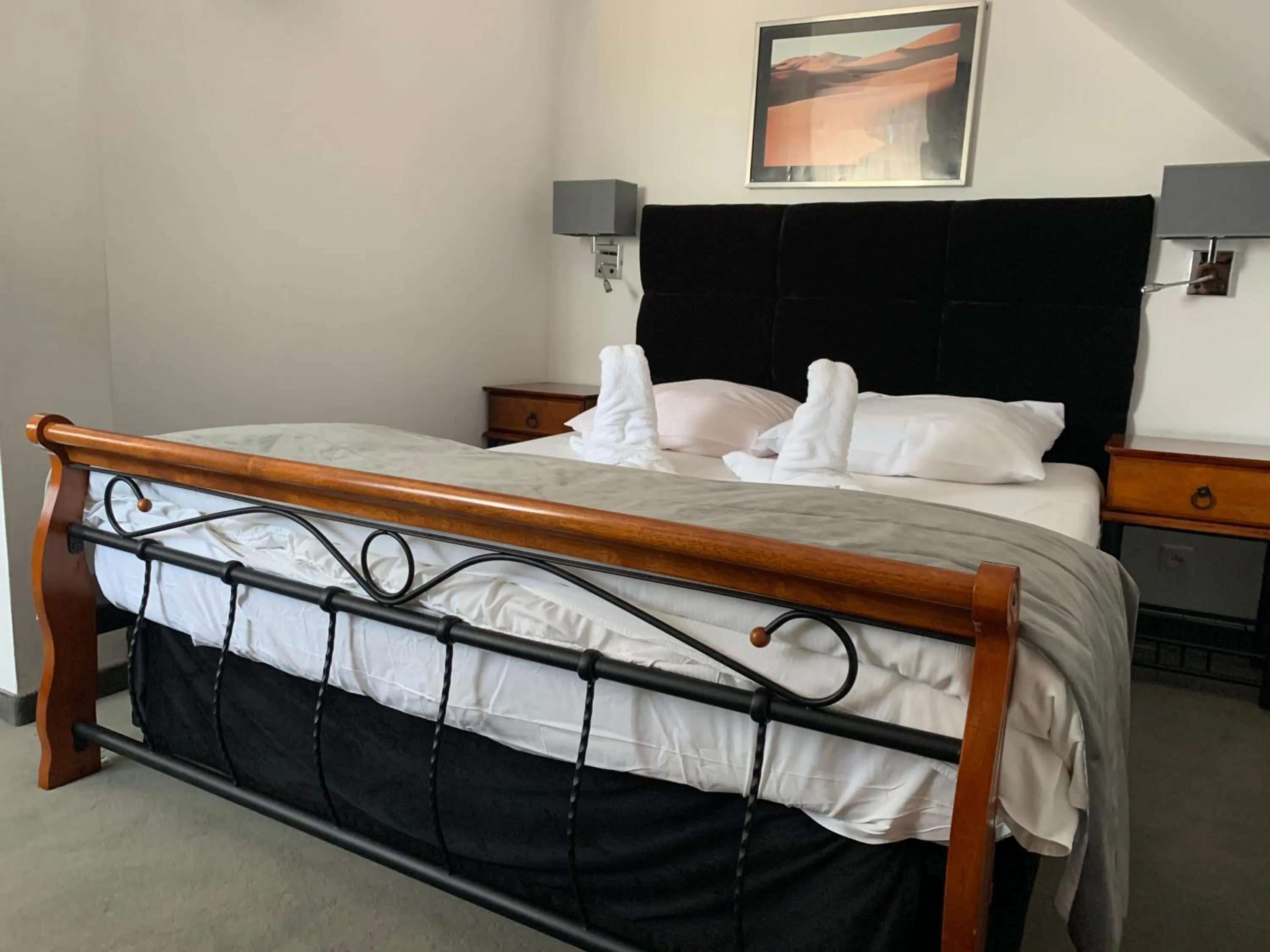 Text overlay, Bed in Hotel Kameleon