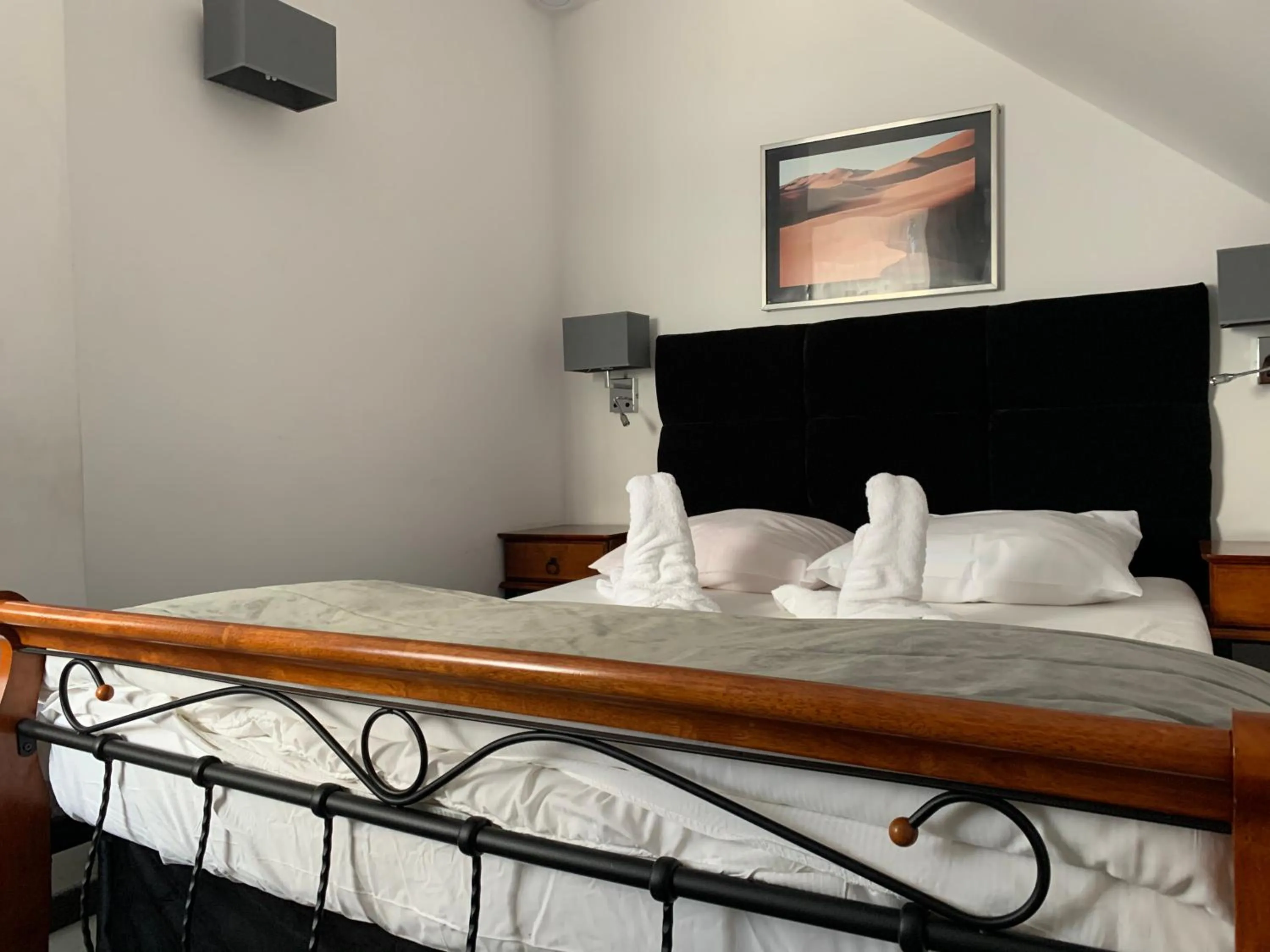 Text overlay, Bed in Hotel Kameleon