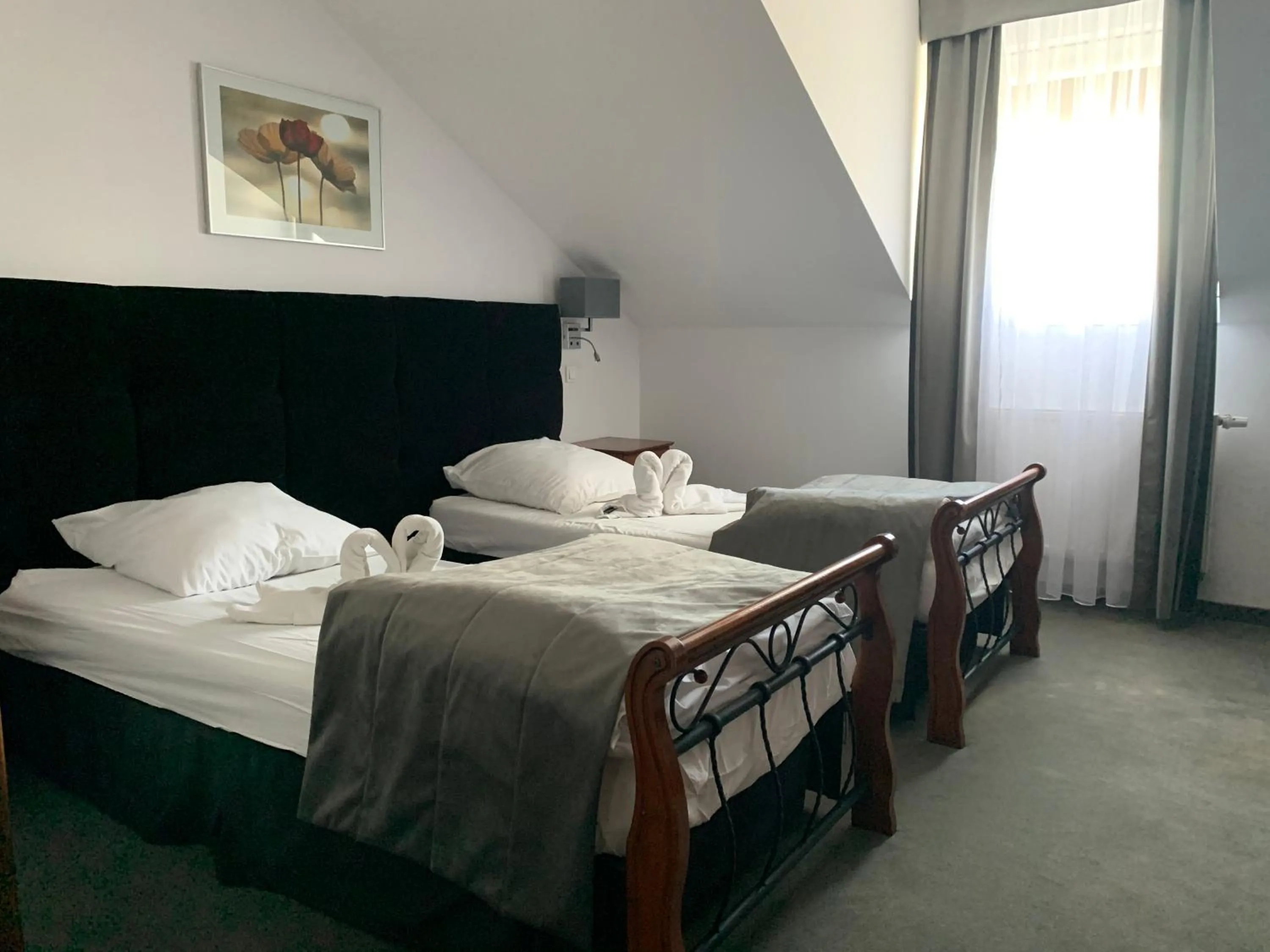 Text overlay, Bed in Hotel Kameleon