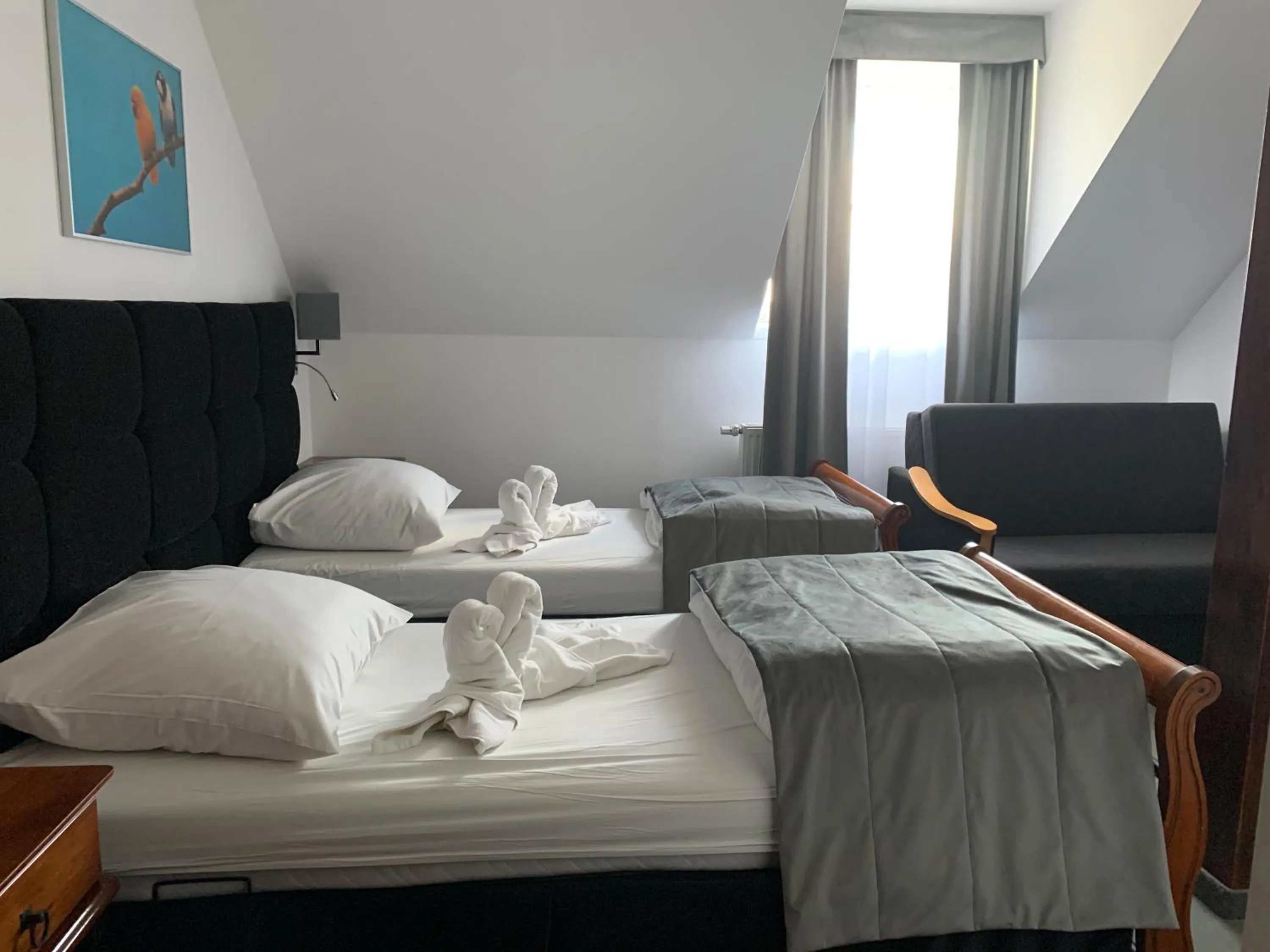 Text overlay, Bed in Hotel Kameleon