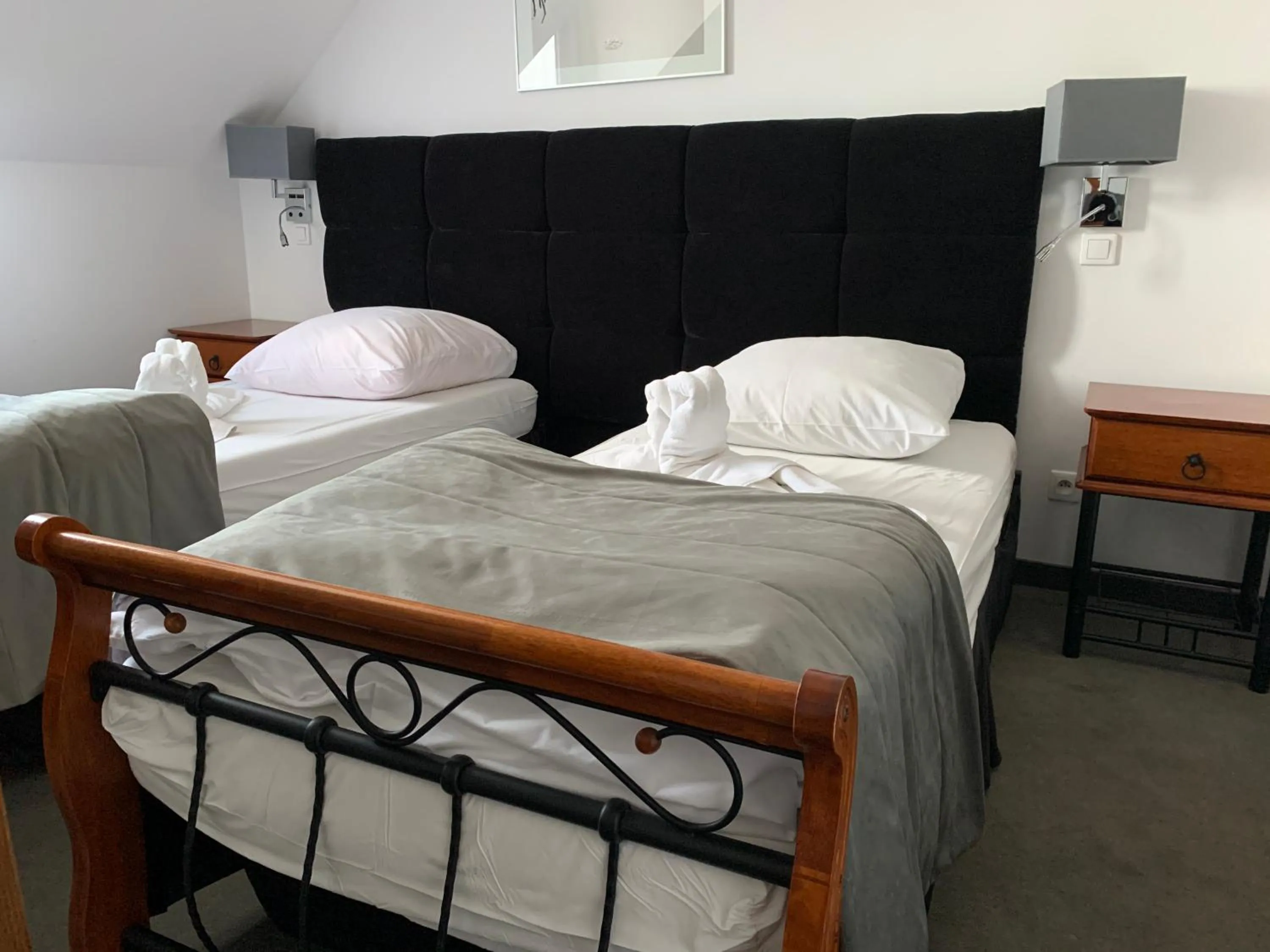 Text overlay, Bed in Hotel Kameleon