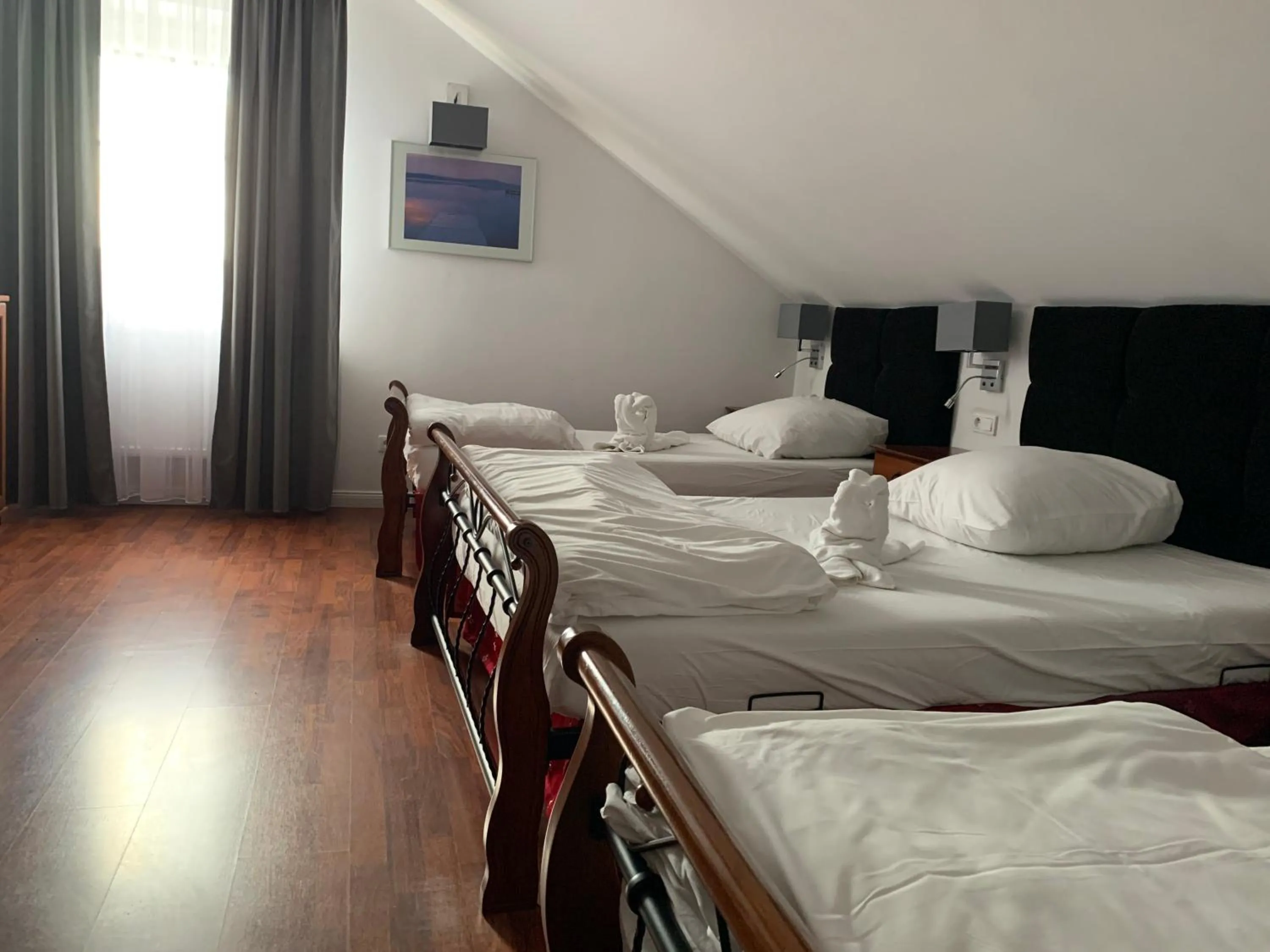 Text overlay, Bed in Hotel Kameleon