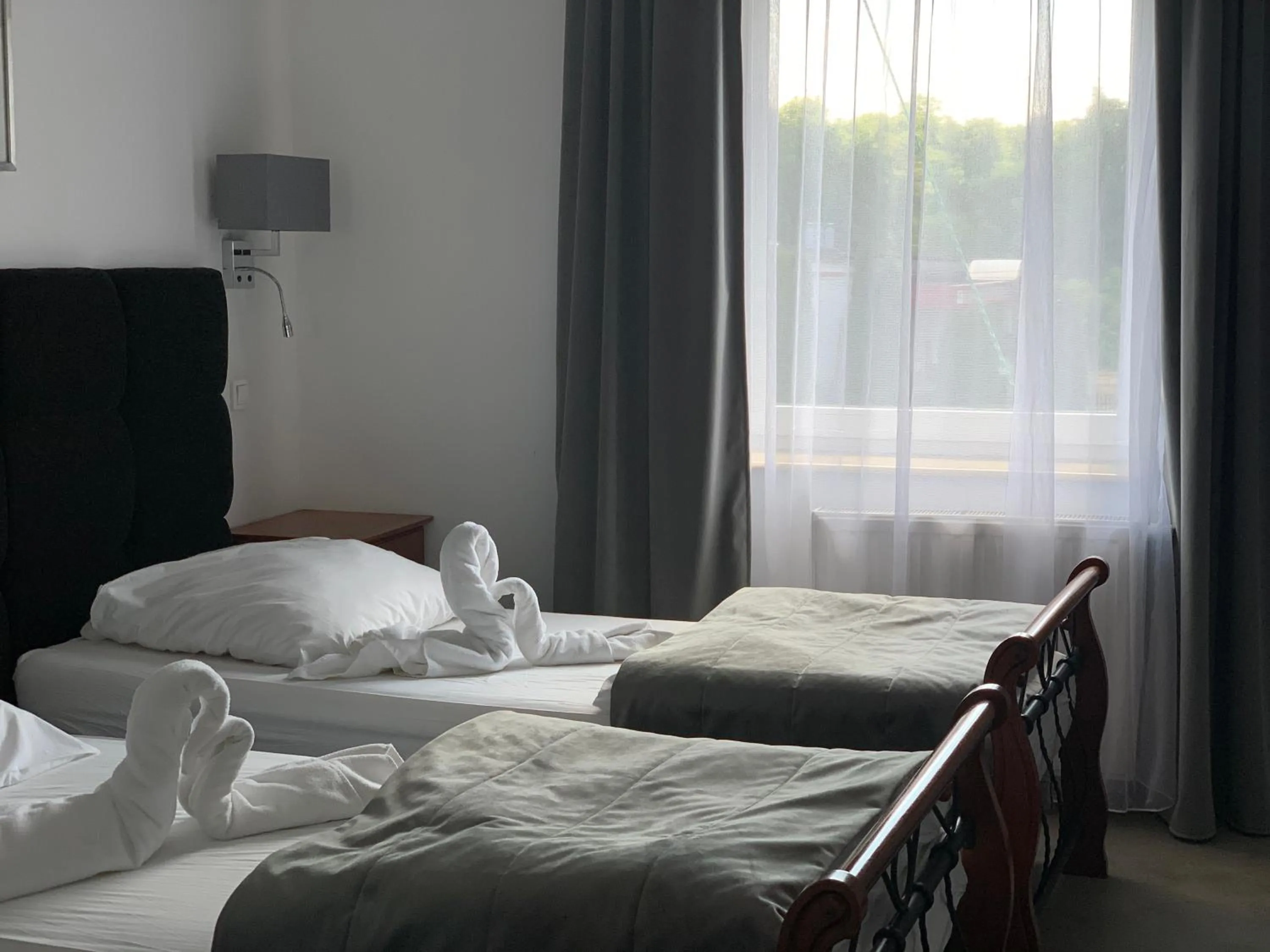 Text overlay, Bed in Hotel Kameleon