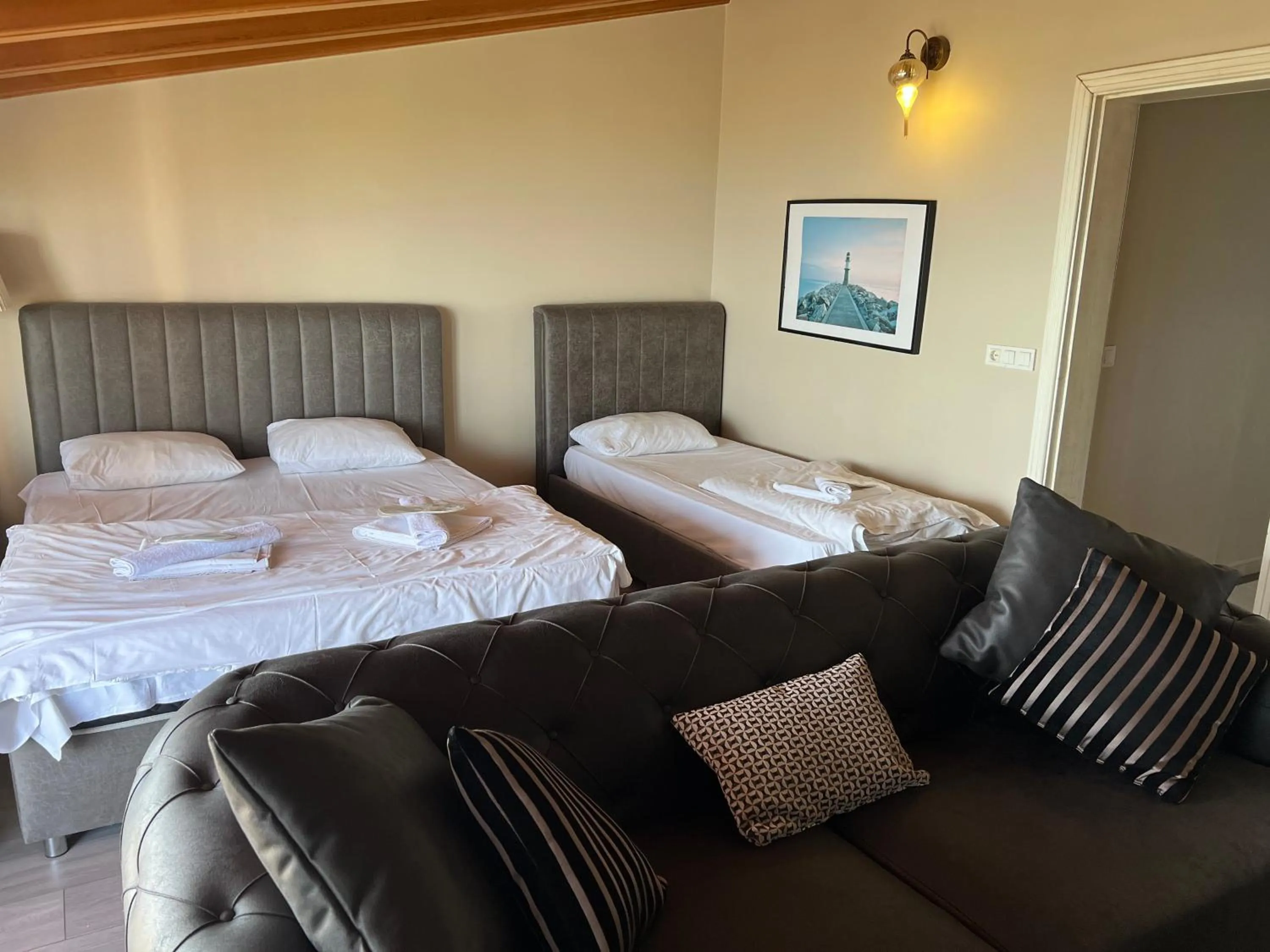 Photo of the whole room, Bed in Cheers Lighthouse