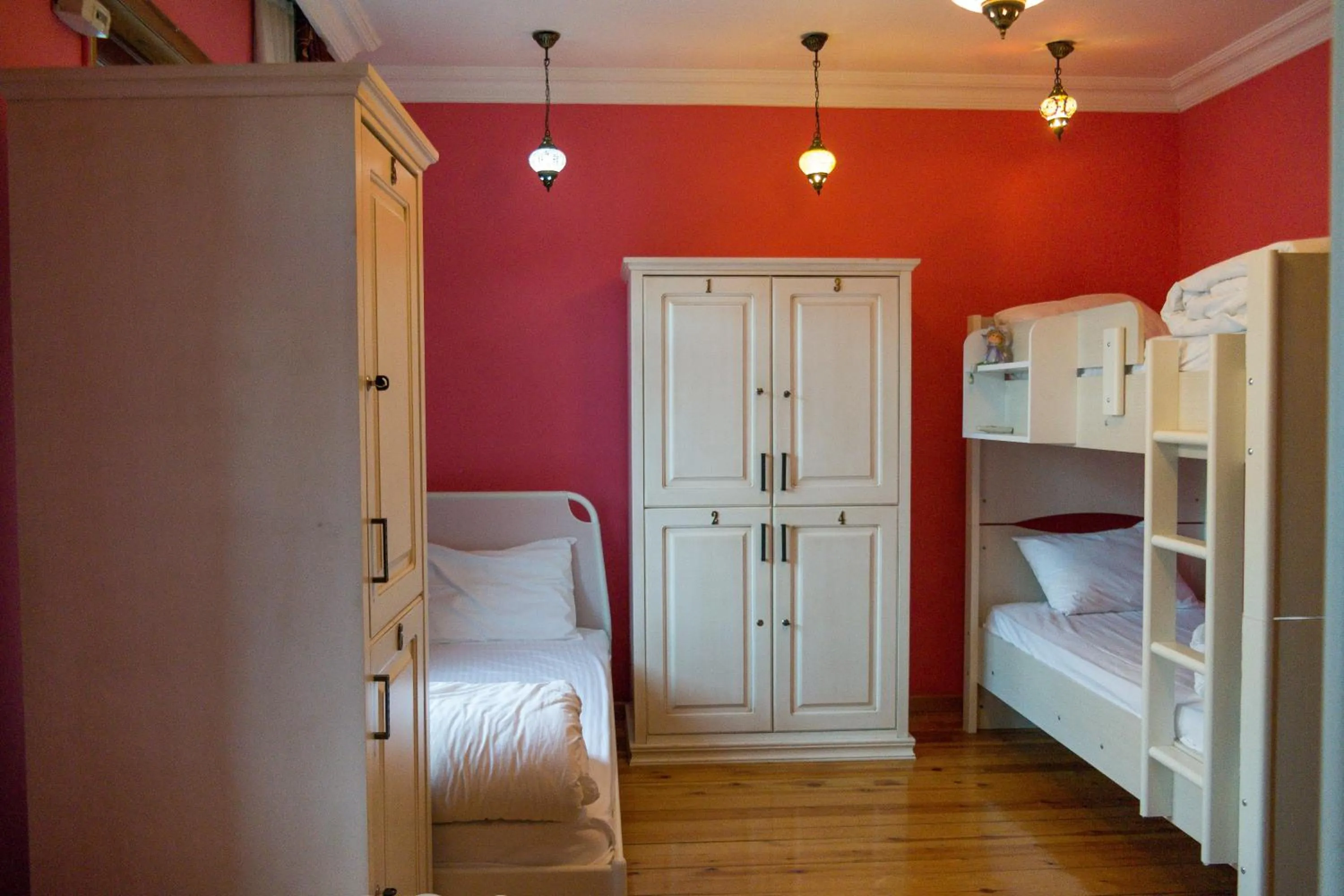 Photo of the whole room, Bed in Cheers Lighthouse