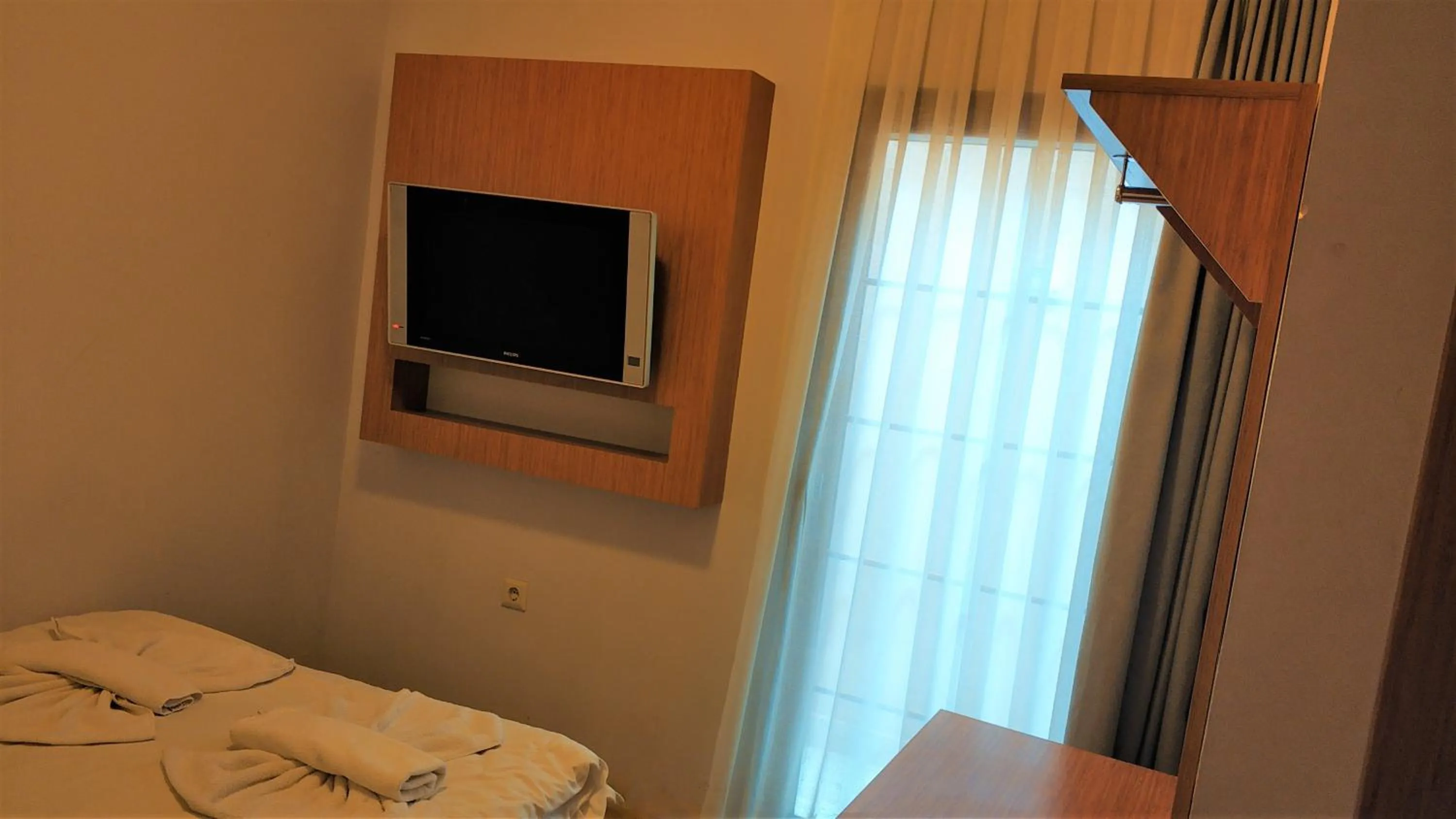 Photo of the whole room, Bed in Cheers Lighthouse