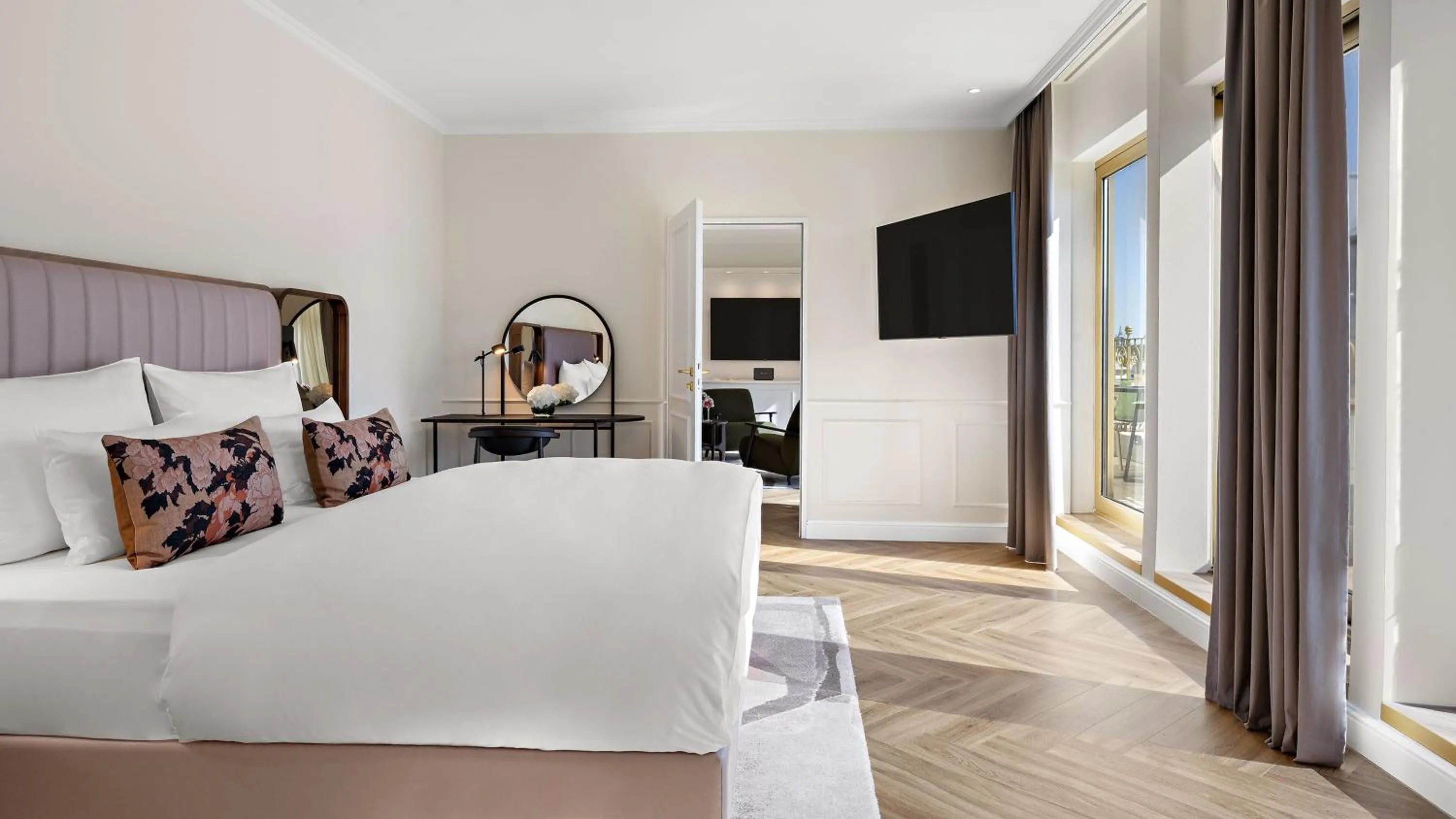 Photo of the whole room, Bed in Hotel Bristol Berlin