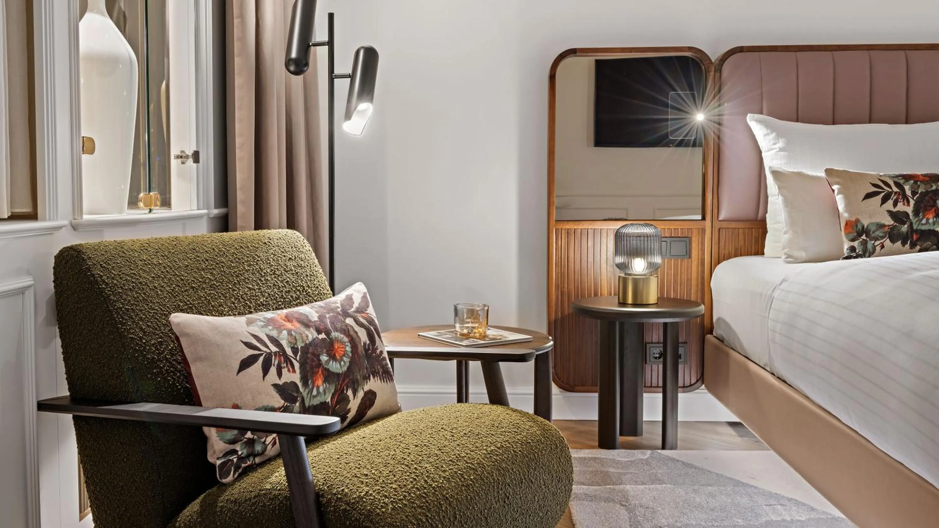 Seating area, Bed in Hotel Bristol Berlin