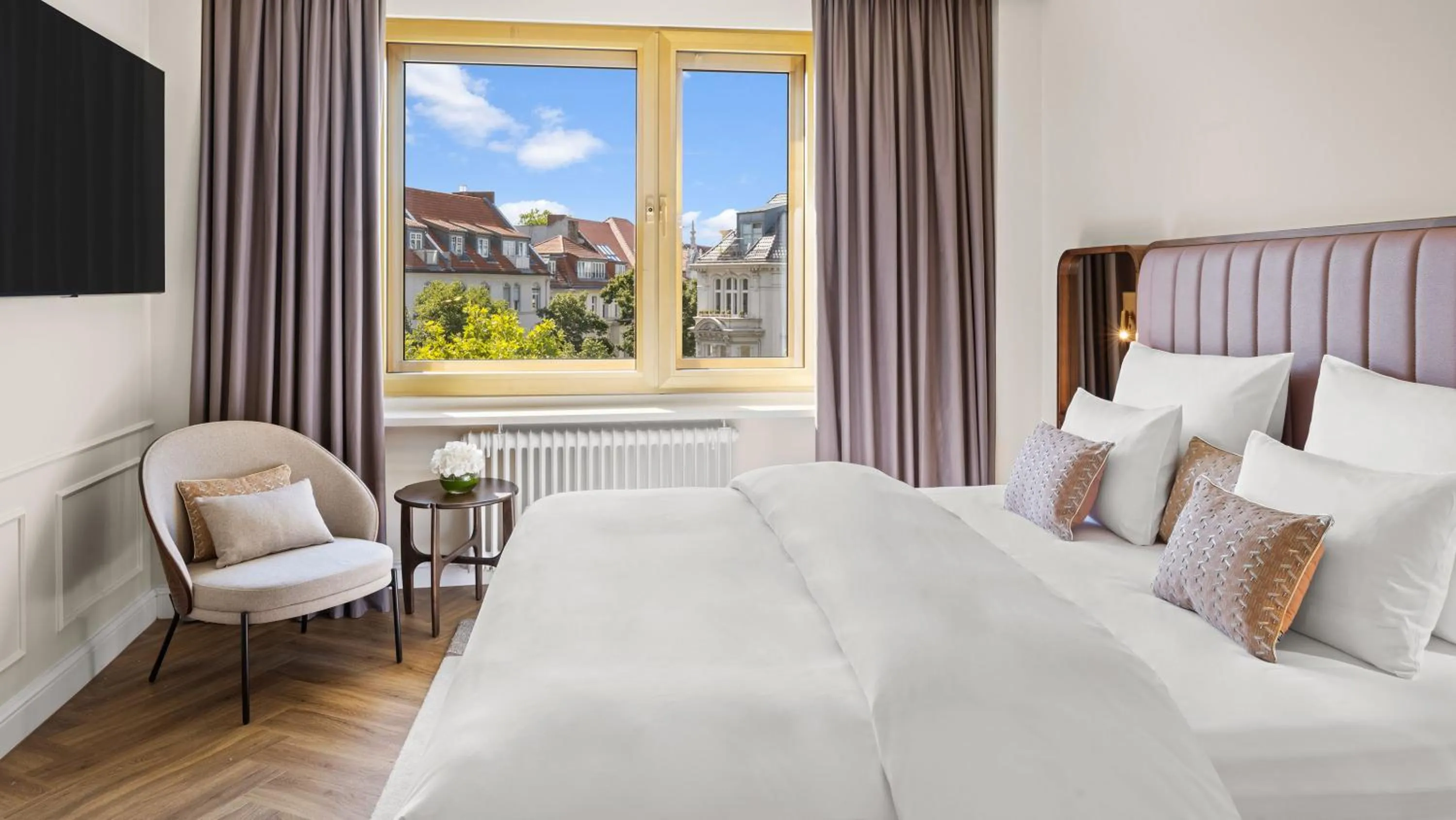 Photo of the whole room, Bed in Hotel Bristol Berlin