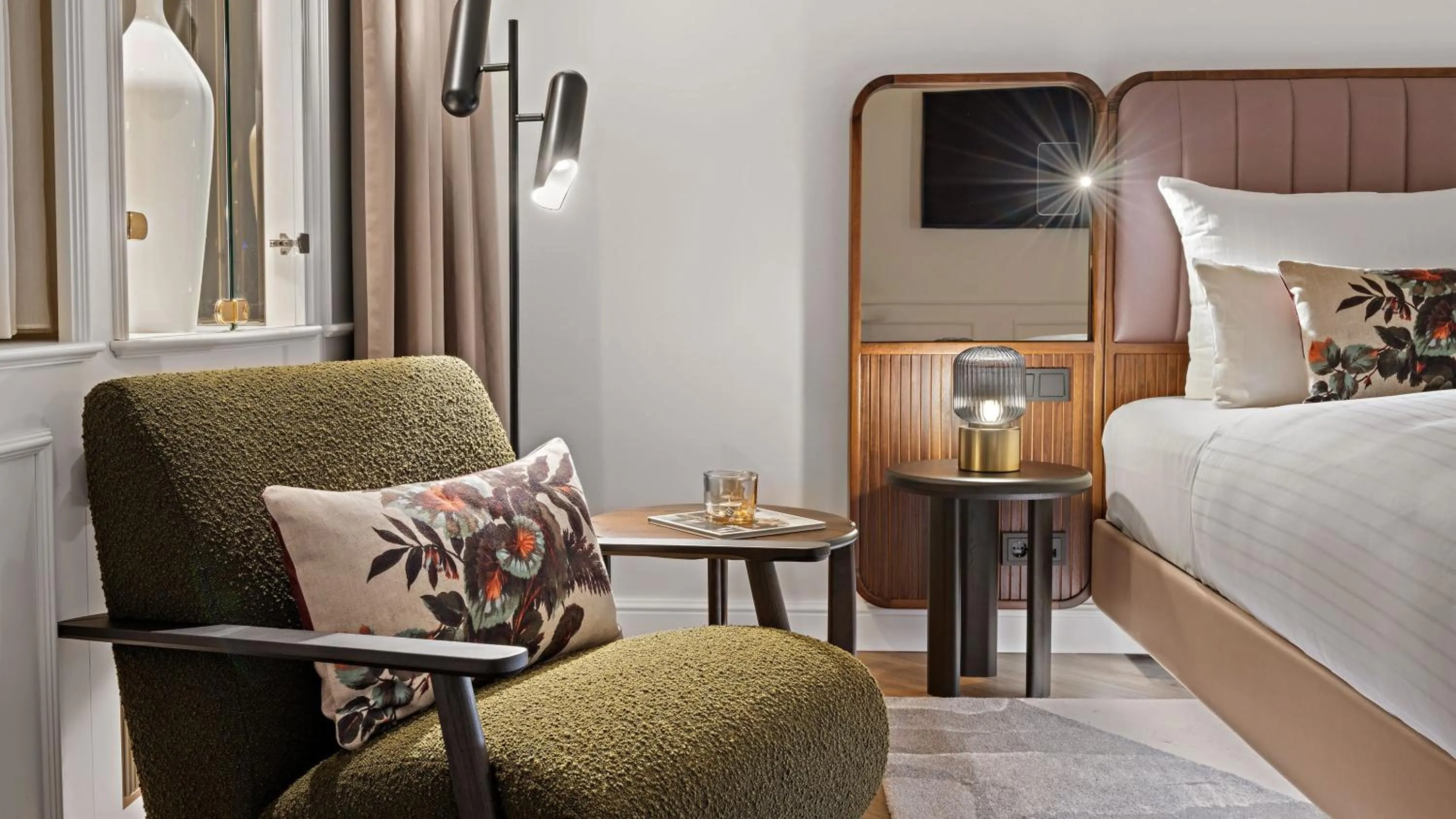 Photo of the whole room, Bed in Hotel Bristol Berlin