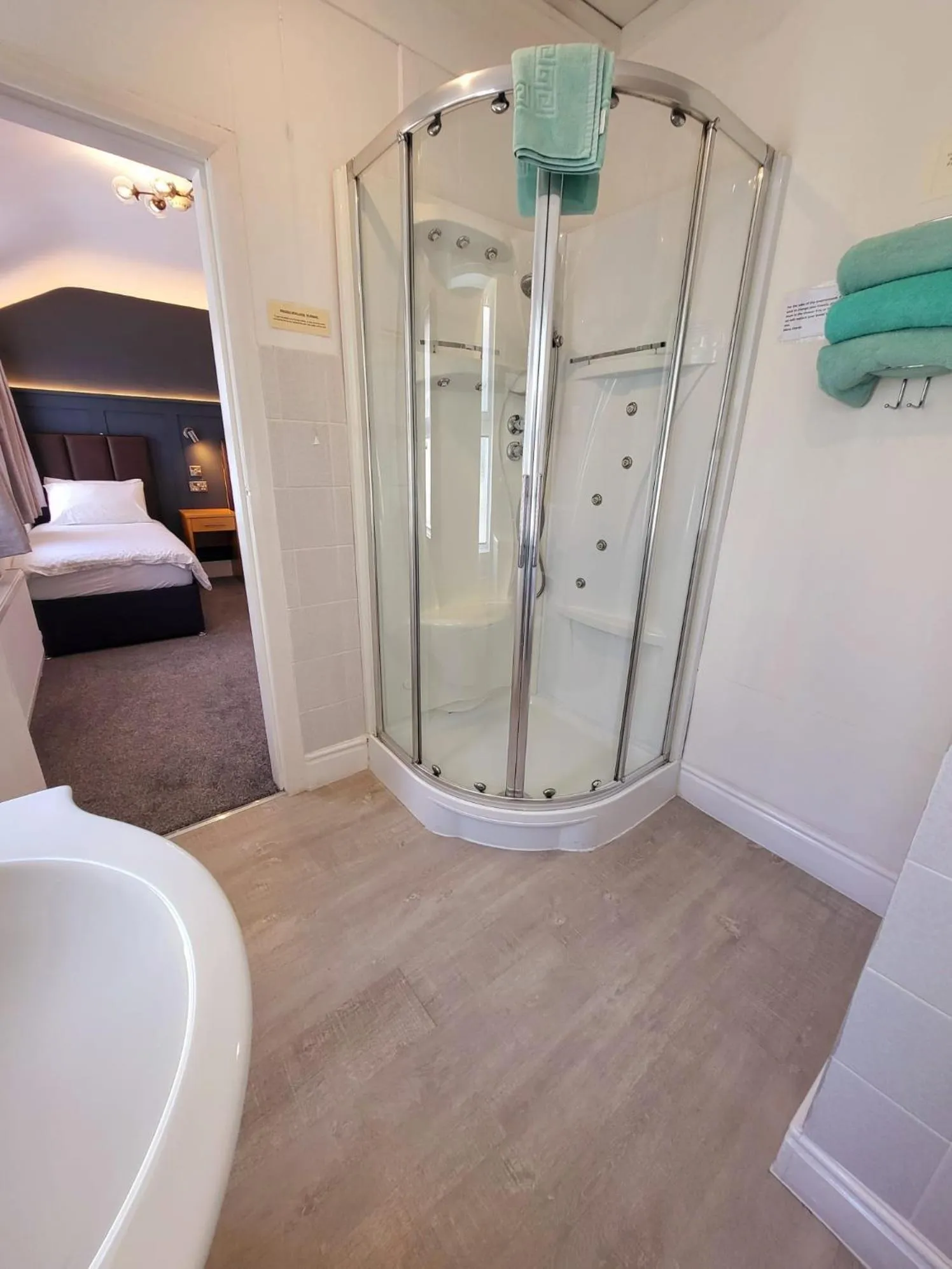 Bathroom, Bed in At Caledonia