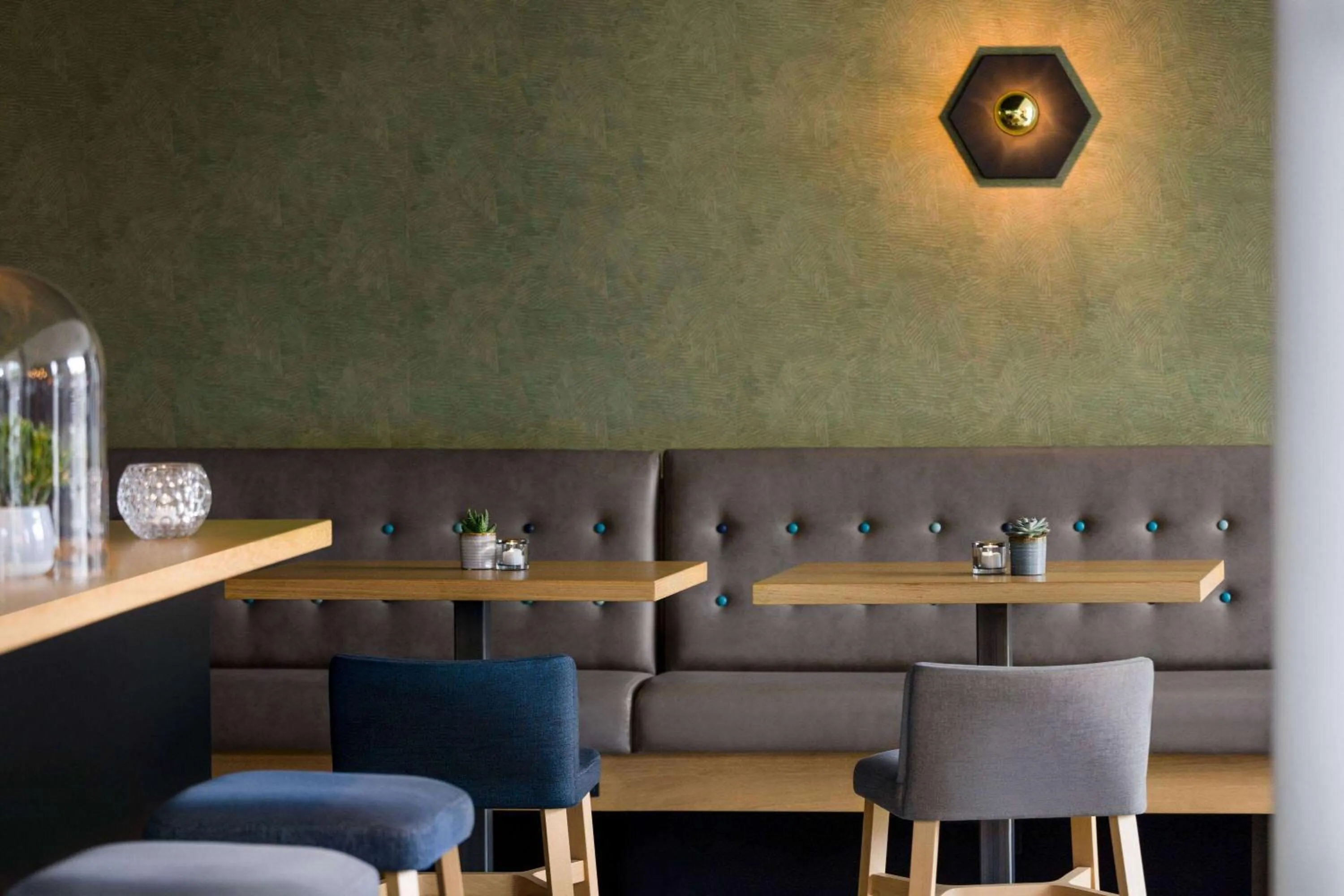 Lounge or bar in Vienna House Easy by Wyndham Bad Oeynhausen