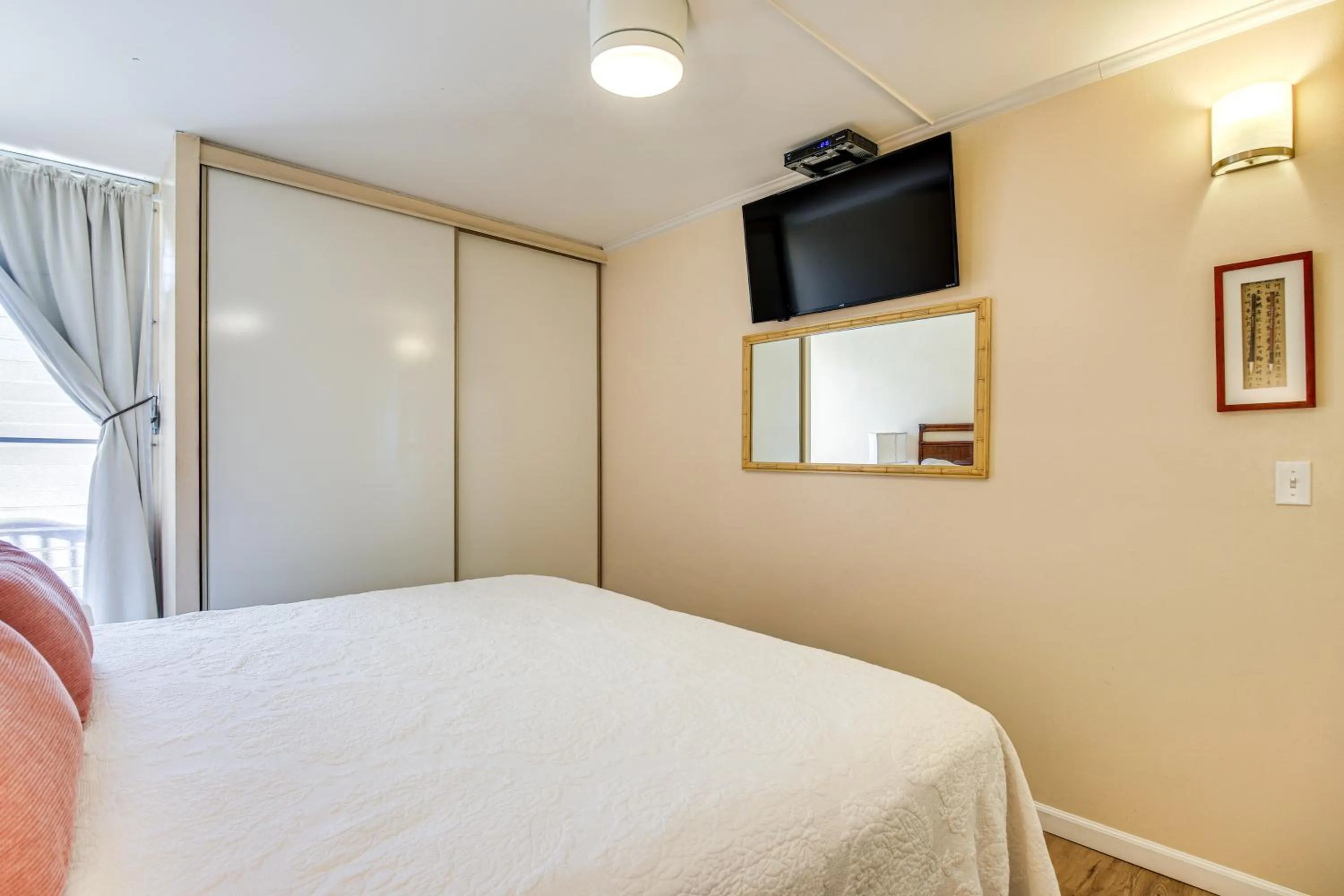 Bed in Gorgeous Oceanfront Condo with Spectacular Views!