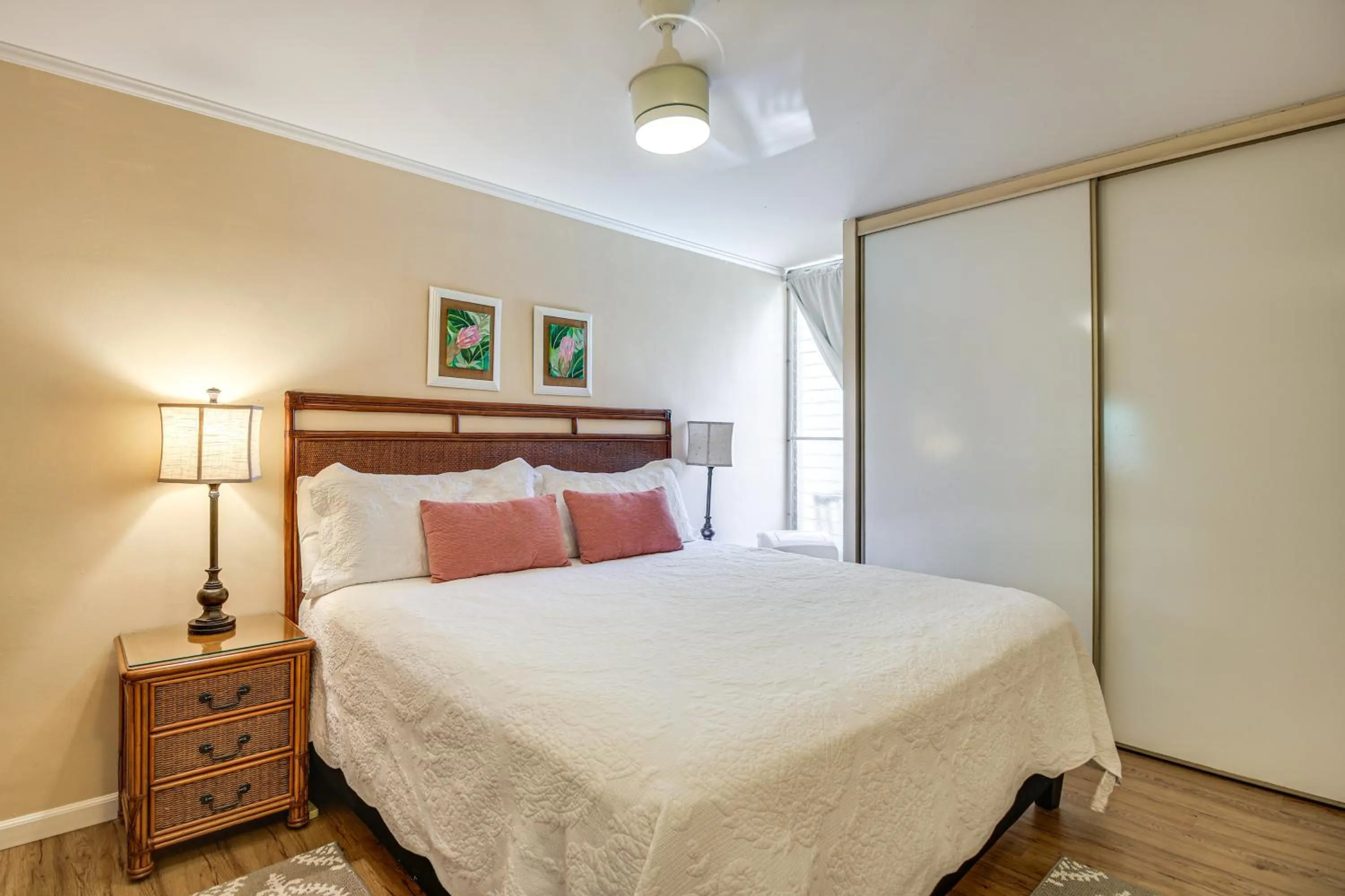 Bed in Gorgeous Oceanfront Condo with Spectacular Views!