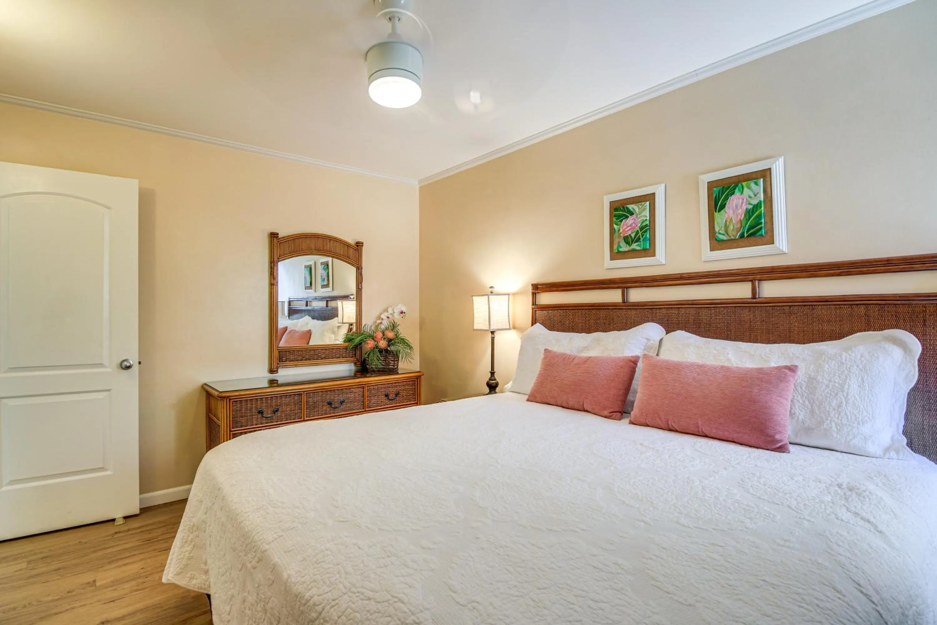 Bed in Gorgeous Oceanfront Condo with Spectacular Views!