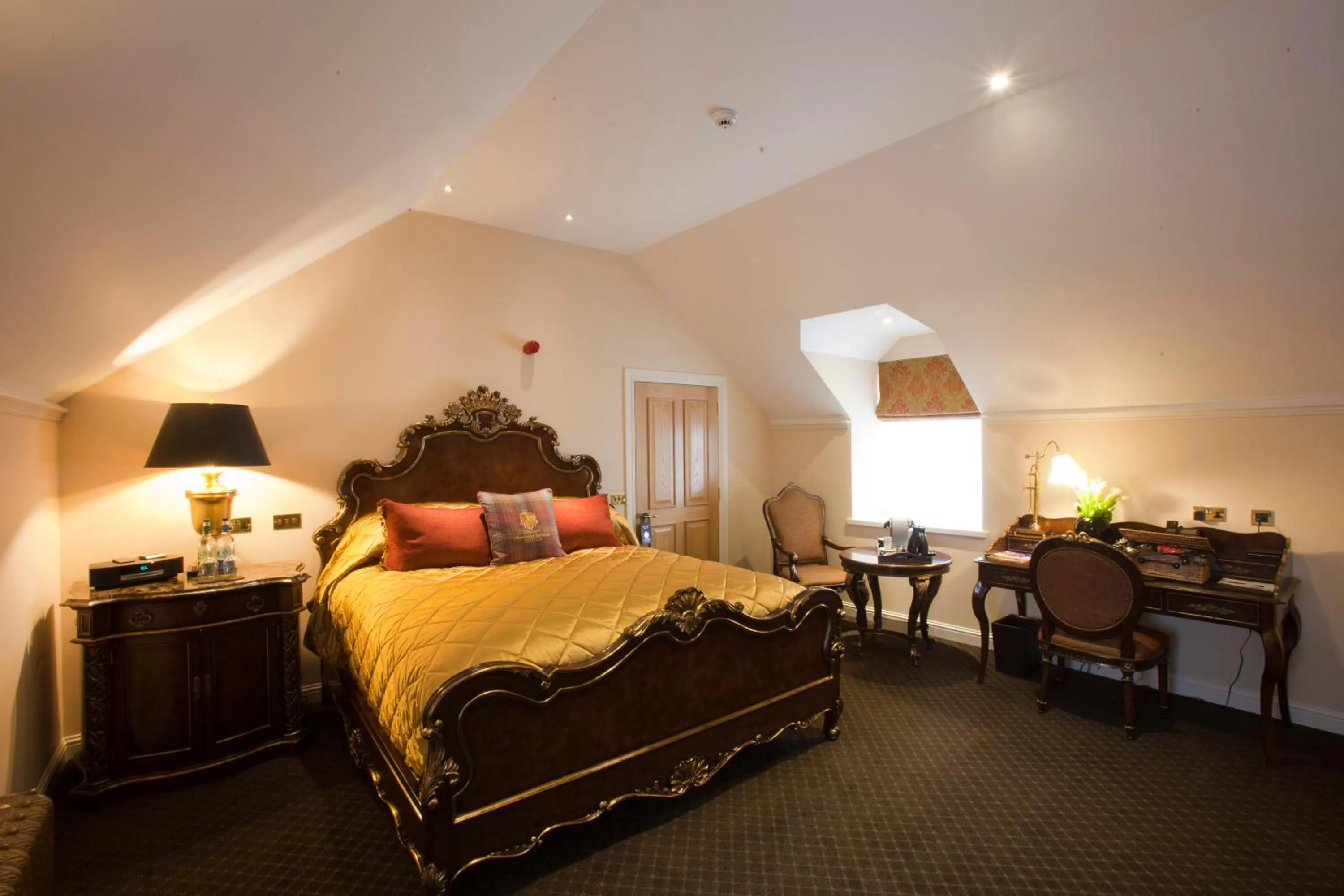 Photo of the whole room, Bed in Trump MacLeod House & Lodge, Scotland