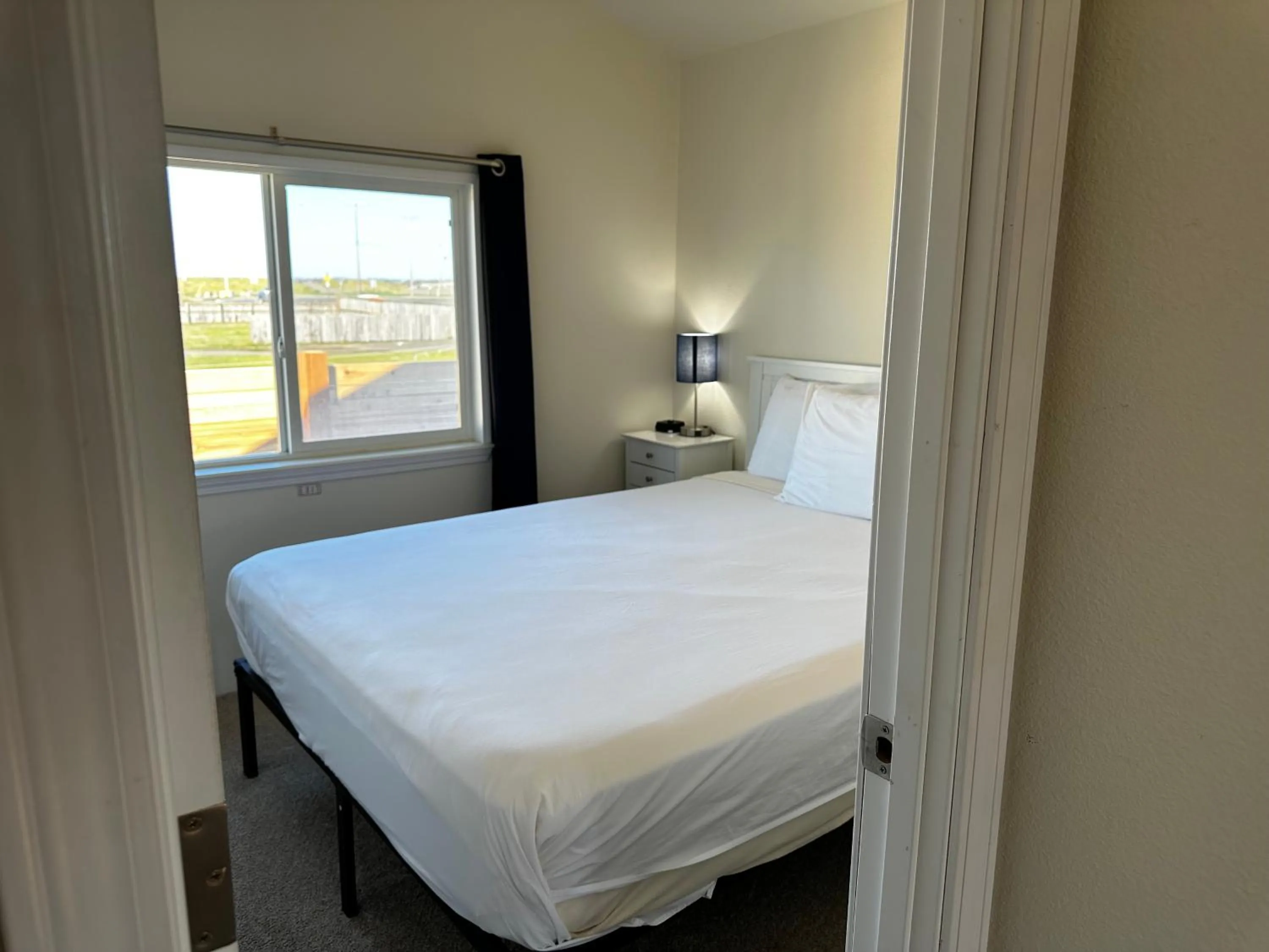 One Bedroom Family Cabin with Kitchen in Westport Inn Cabins