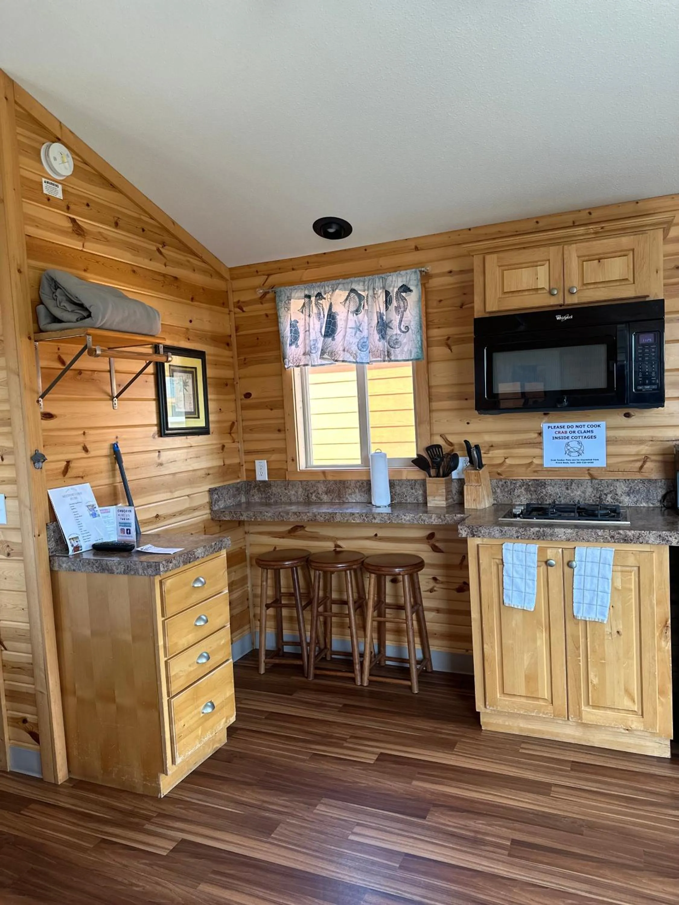 Kitchen or kitchenette in Westport Inn Cabins