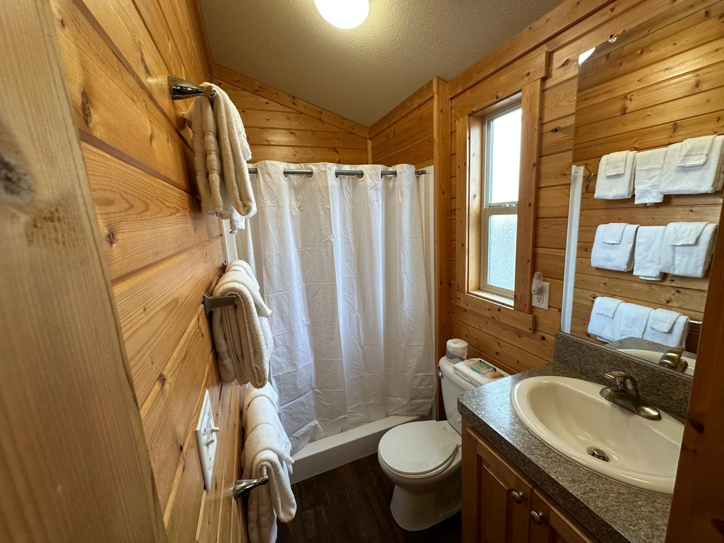 Shower in Westport Inn Cabins