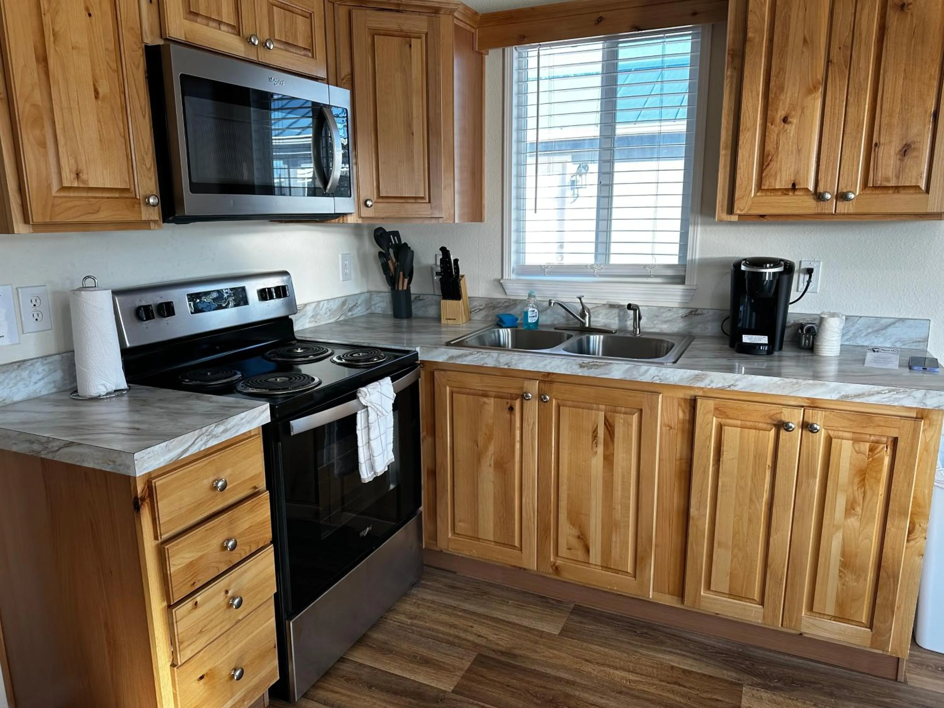 kitchen in Westport Inn Cabins