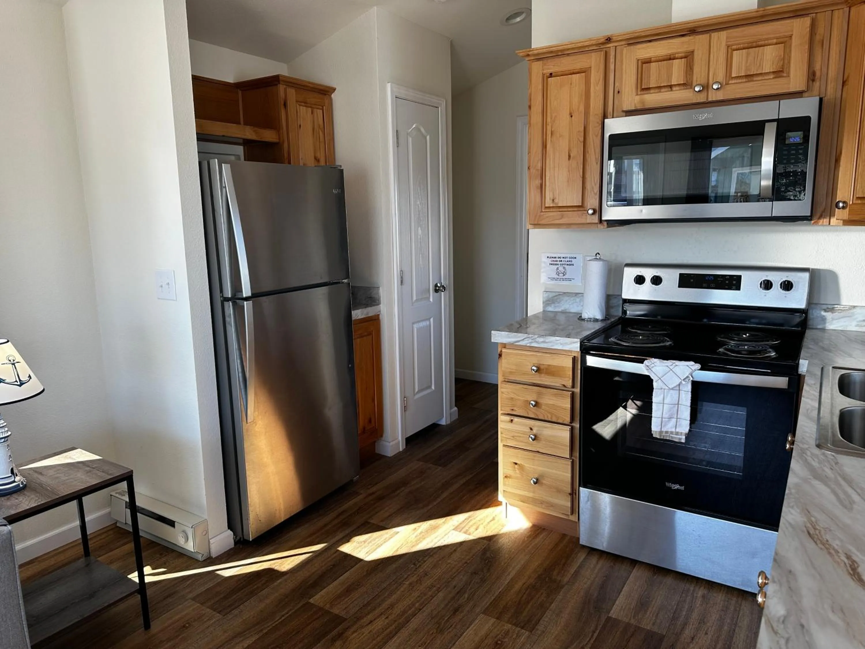 kitchen in Westport Inn Cabins