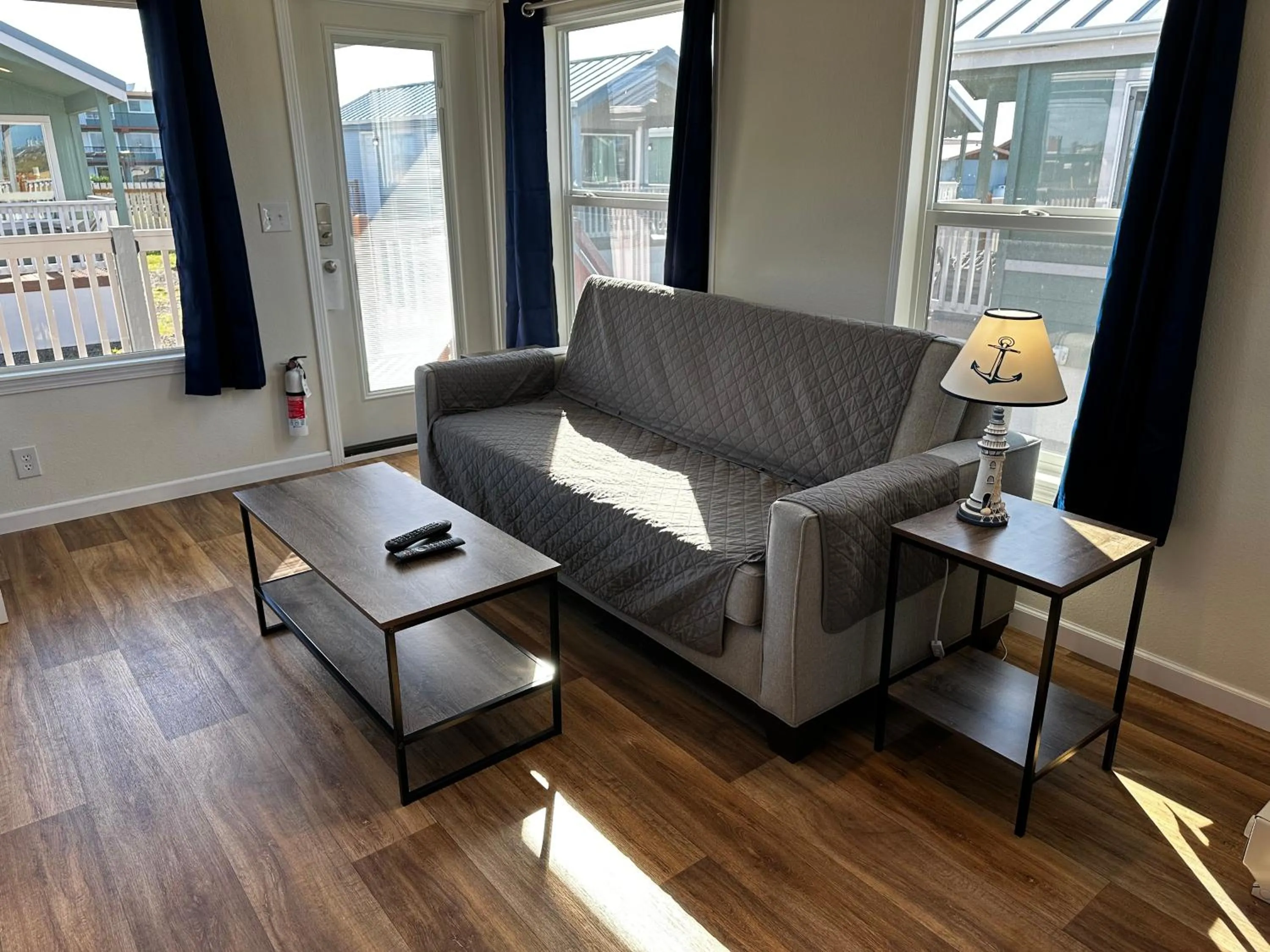 Living room in Westport Inn Cabins