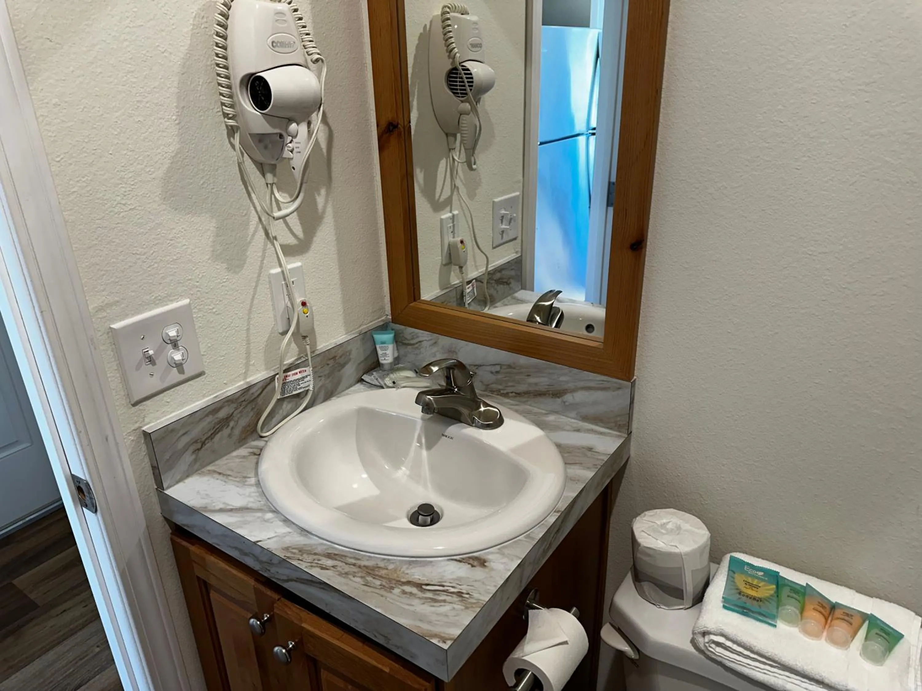 Bathroom in Westport Inn Cabins