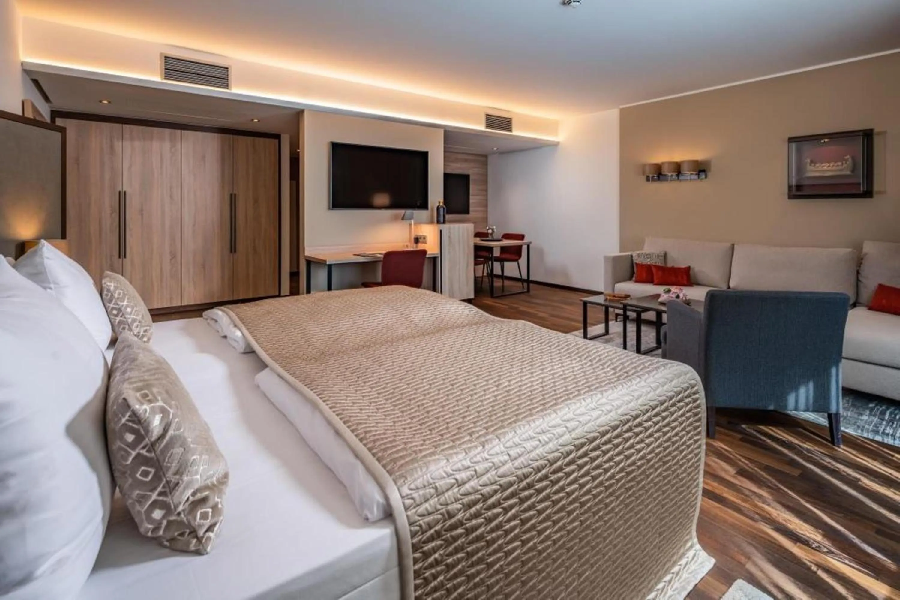 Photo of the whole room, Bed in Park Plaza Trier